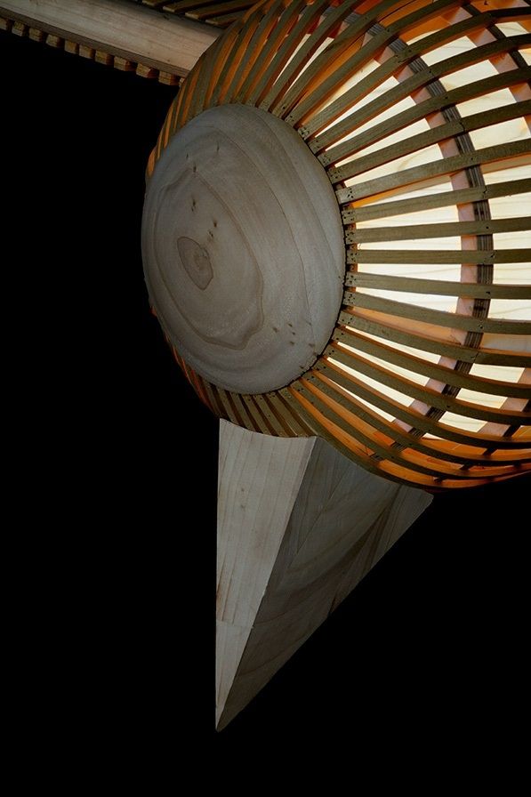 Detailaufnahme der Big Bird Pendelleuchte von LZF Lamps, eine moderne Holzskulptur.