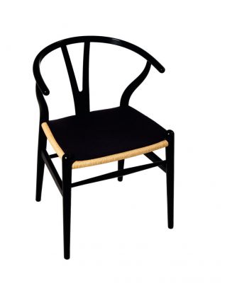 Schwarzer Wishbone Chair mit Sitzauflage "Parkhaus Berlin" aus Filz für bequemes Sitzen.