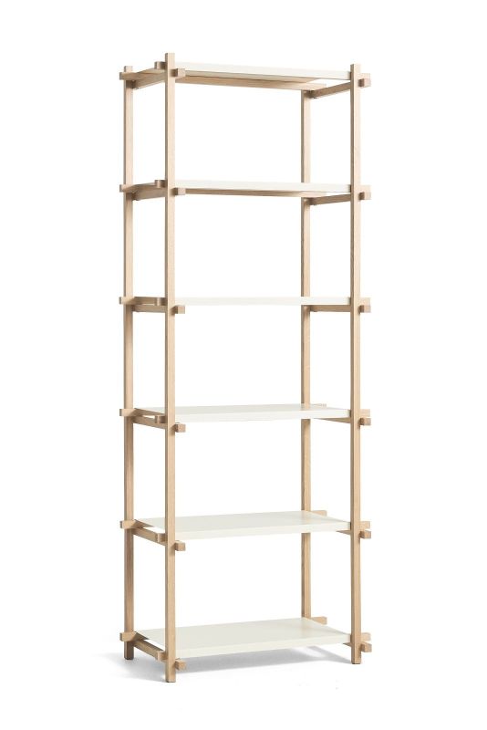 Heller Woody Shelving Column High Regal von Hay mit fünf weißen Regalböden und Holzrahmen.