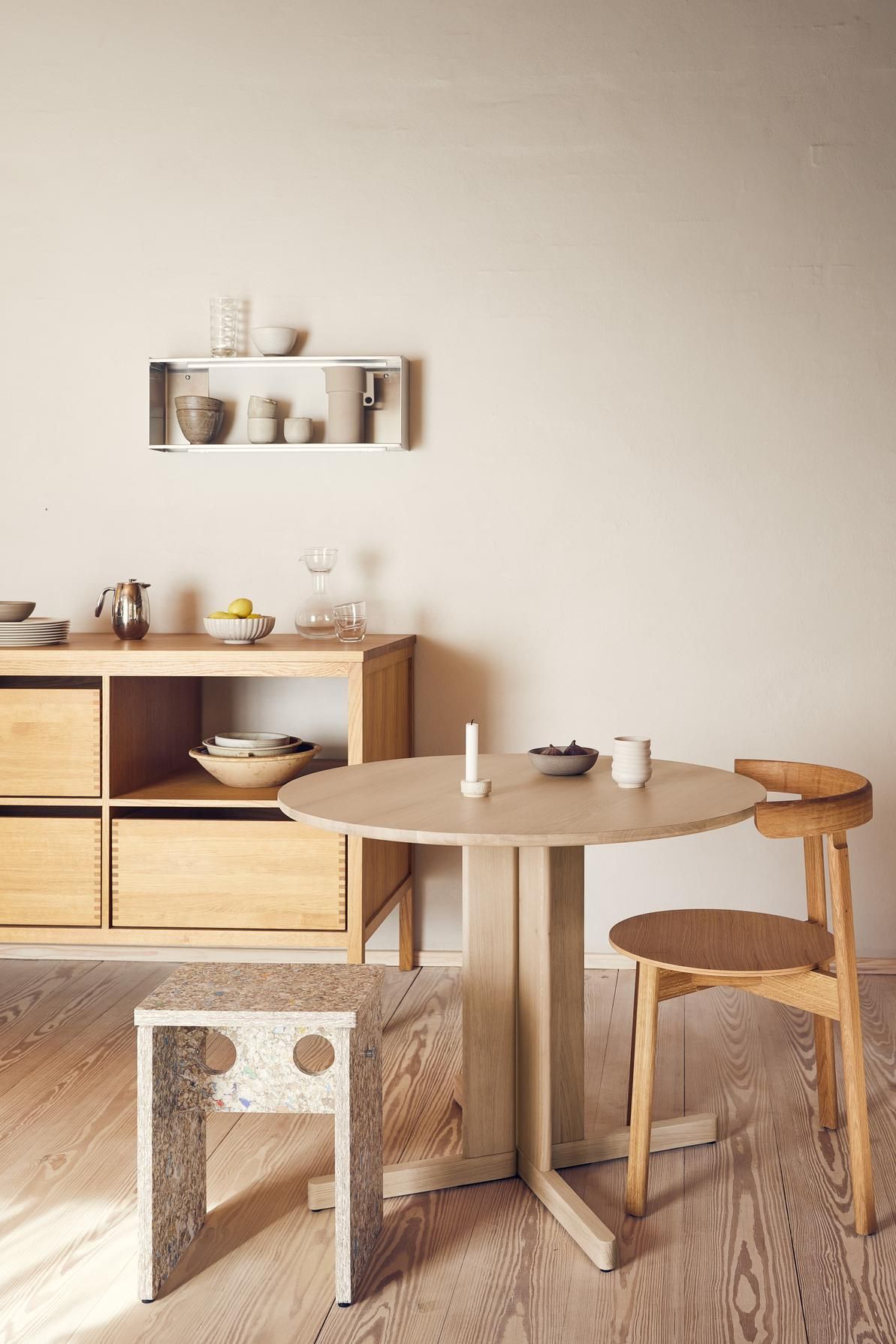 Helles Esszimmer mit Form & Refine Taper Wandregal, Holztisch, Stuhl und Kommode für stilvolles, minimalistisches Wohnen.