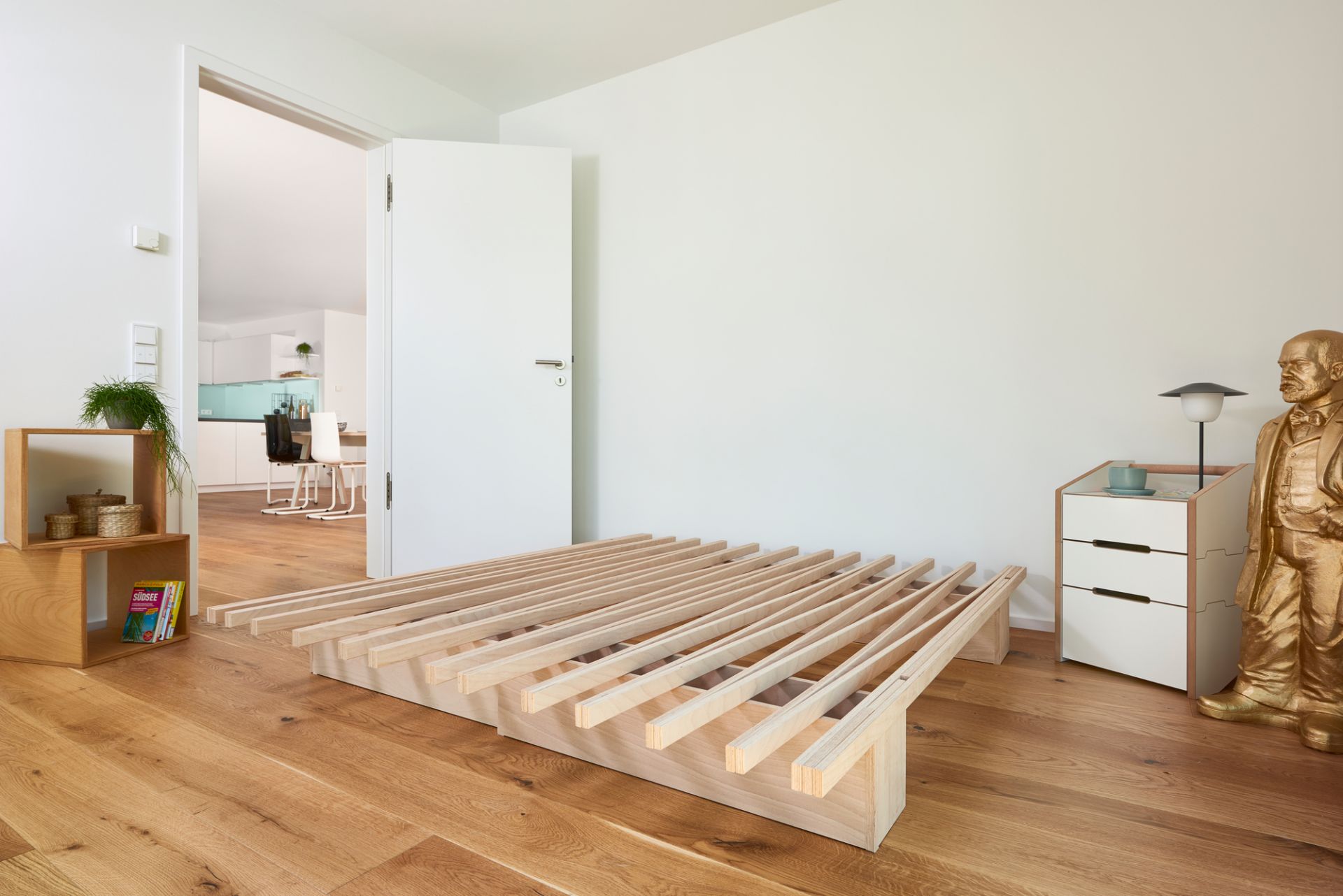 Tojo V Bett 90/180 aus hellem Holz im modernen Schlafzimmer, minimalistisches Design.