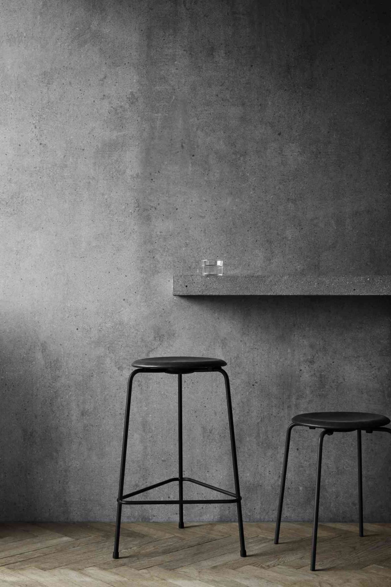 Dot Hocker von Fritz Hansen mit Chromgestell und Walnusssitz, moderner Barhocker für Küche oder Bar.