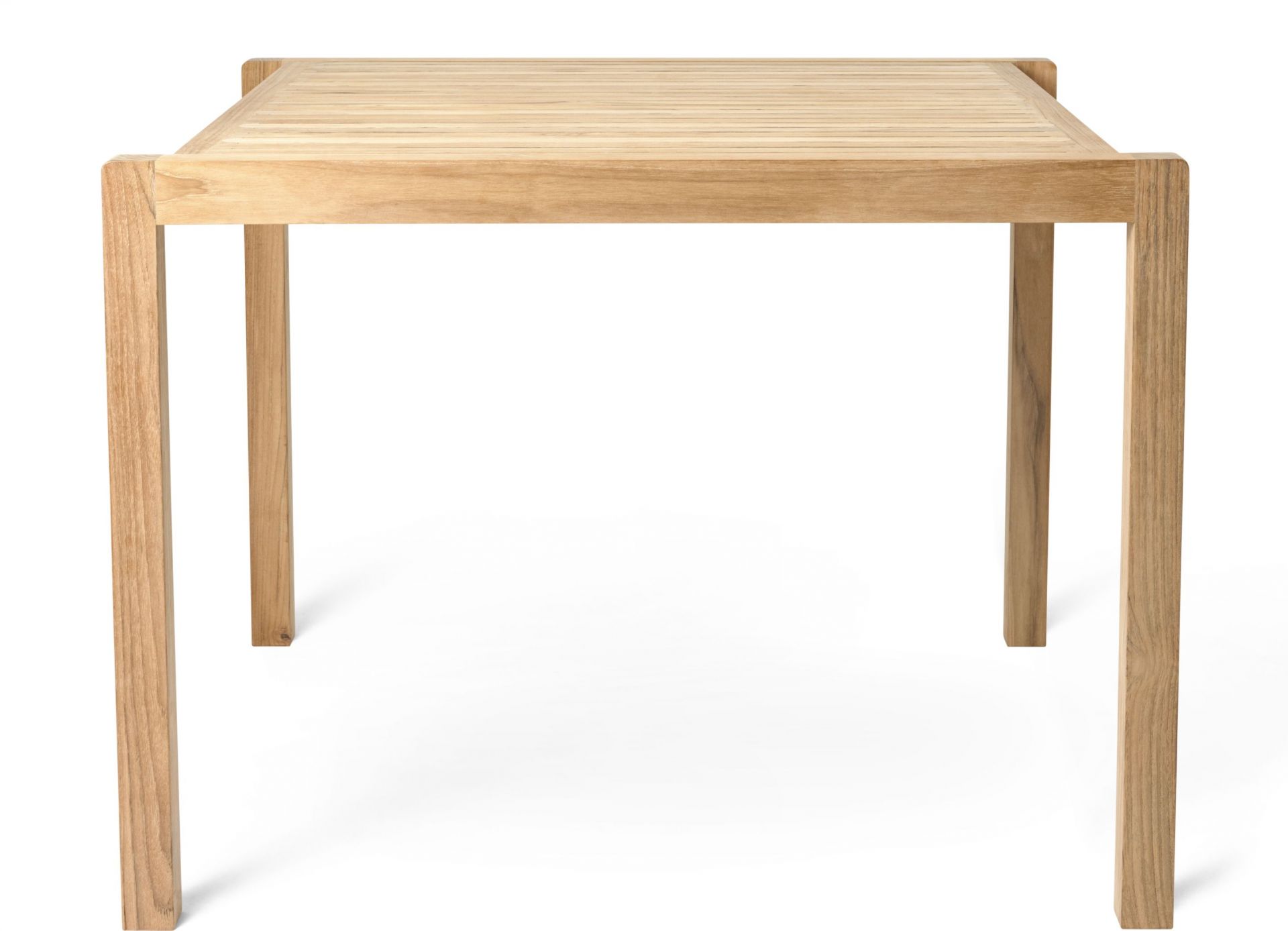 AH902 Carl Hansen Esstisch Outdoor aus Teakholz, quadratisch, mit Lattenrost-Tischplatte und vier Beinen.