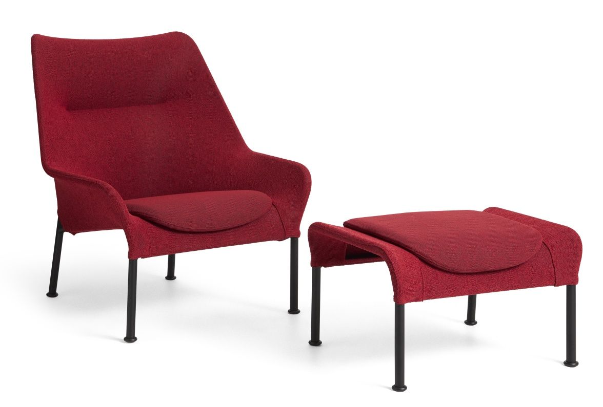 Roter Hay Ottoman Sessel mit Fußhocker, moderner Loungesessel mit Stoffbezug und schwarzen Metallbeinen.