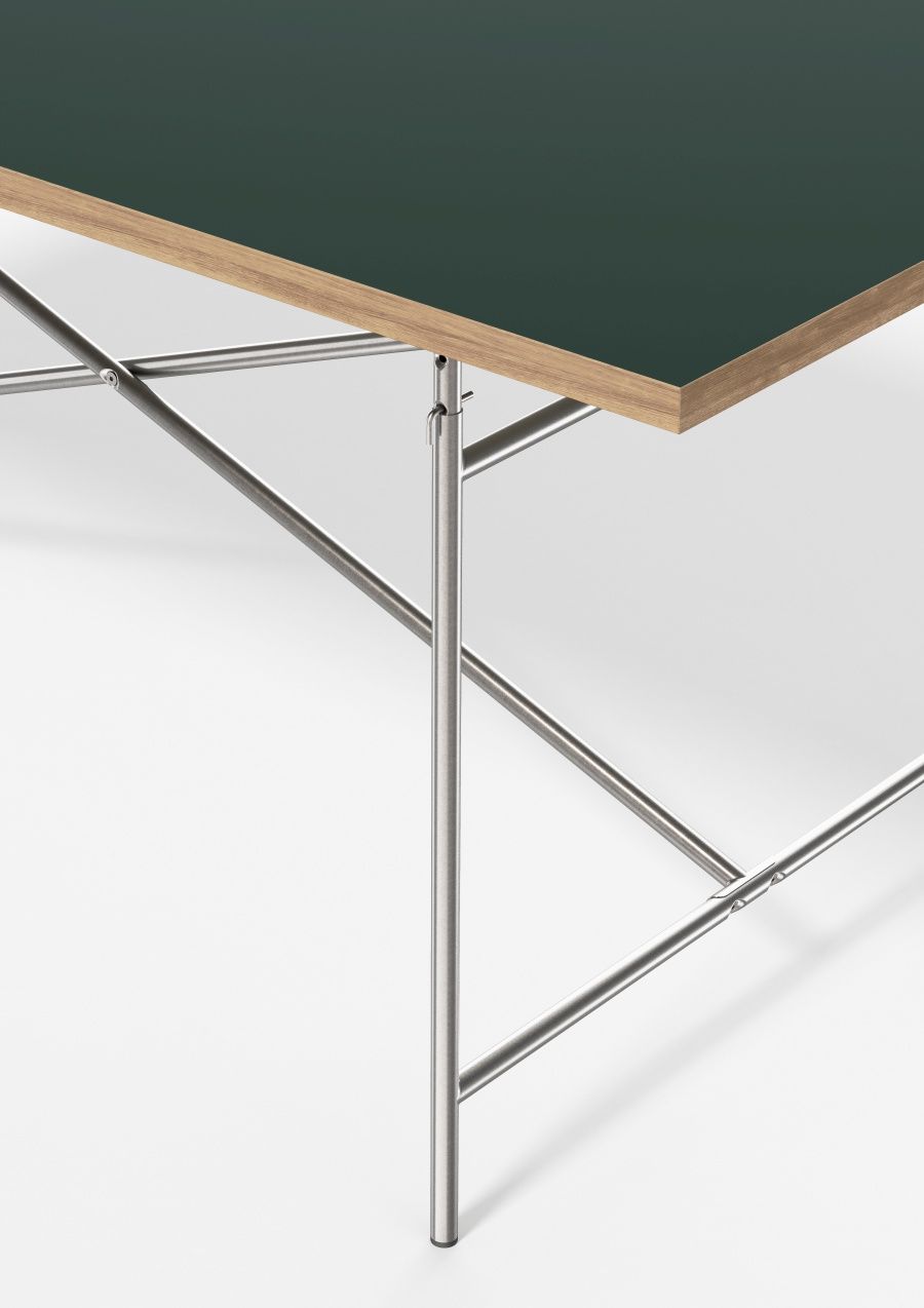 Detailansicht des Eiermann Tischgestells mit grüner Tischplatte und filigranem Stahlrohr Design.