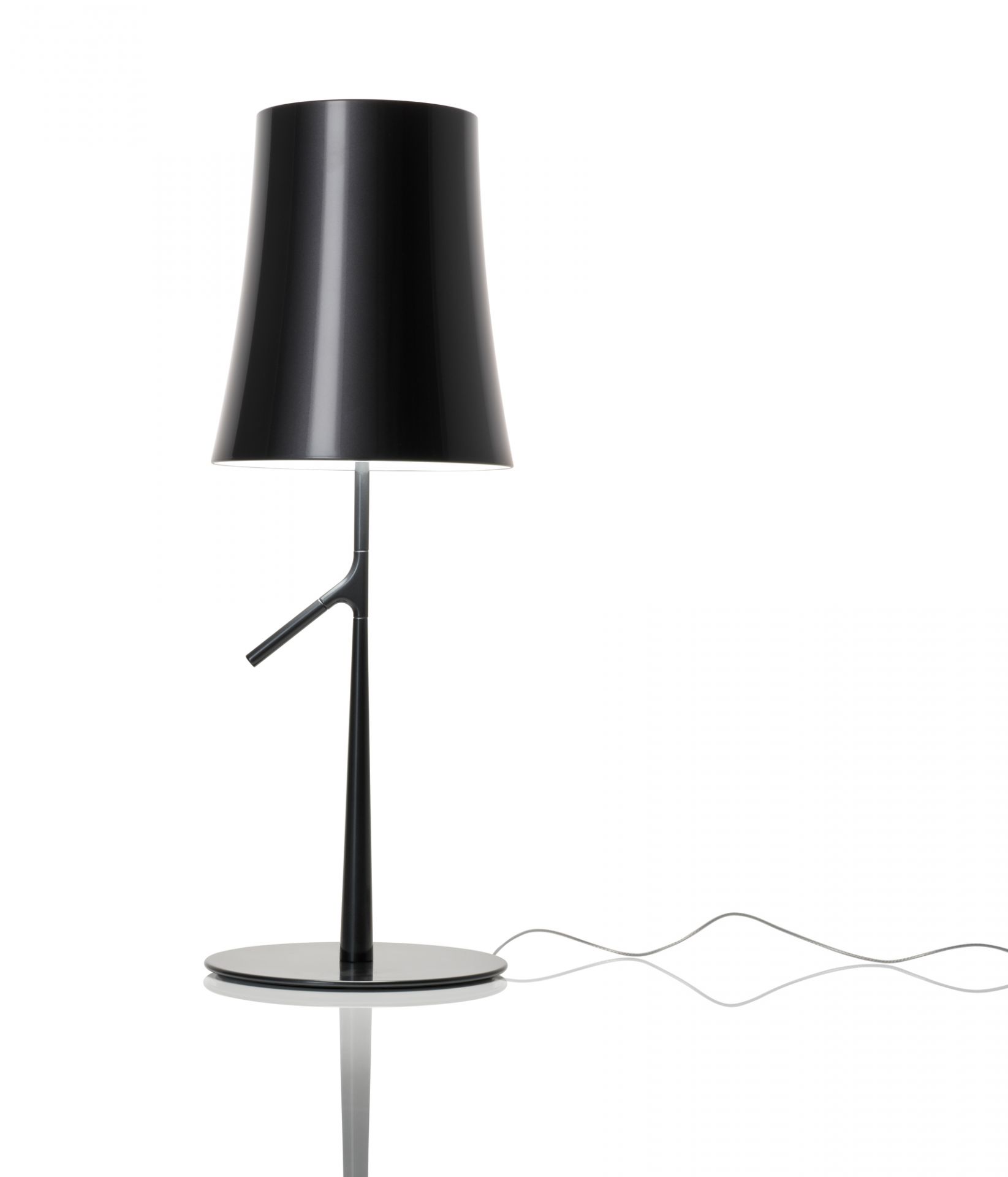 Graphitfarbene Birdie LED Tischleuchte von Foscarini, modernes Design mit konischem Lampenschirm.