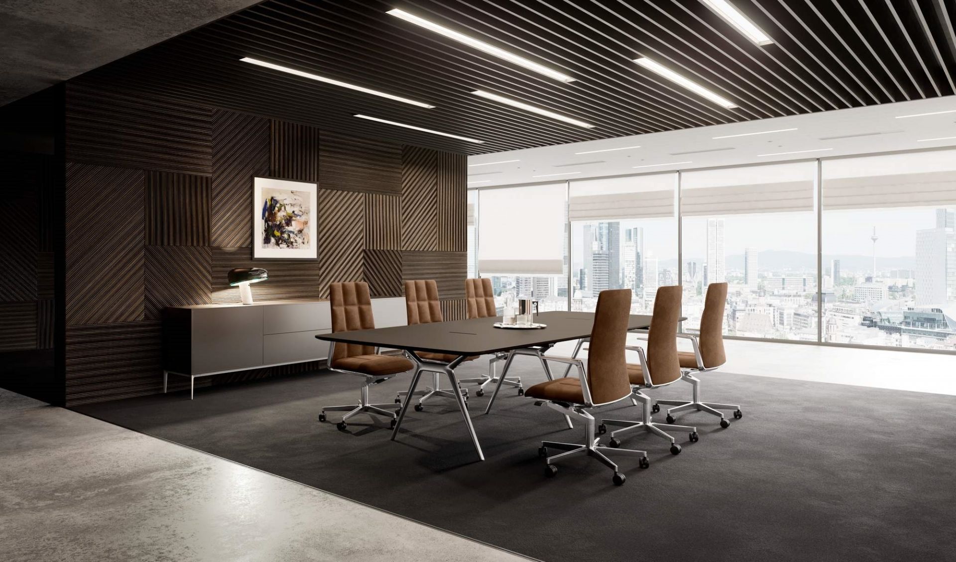 Konferenzraum mit schwarzem Tisch und braunen Leadchair Management Drehstühlen von Walter Knoll vor großer Fensterfront.