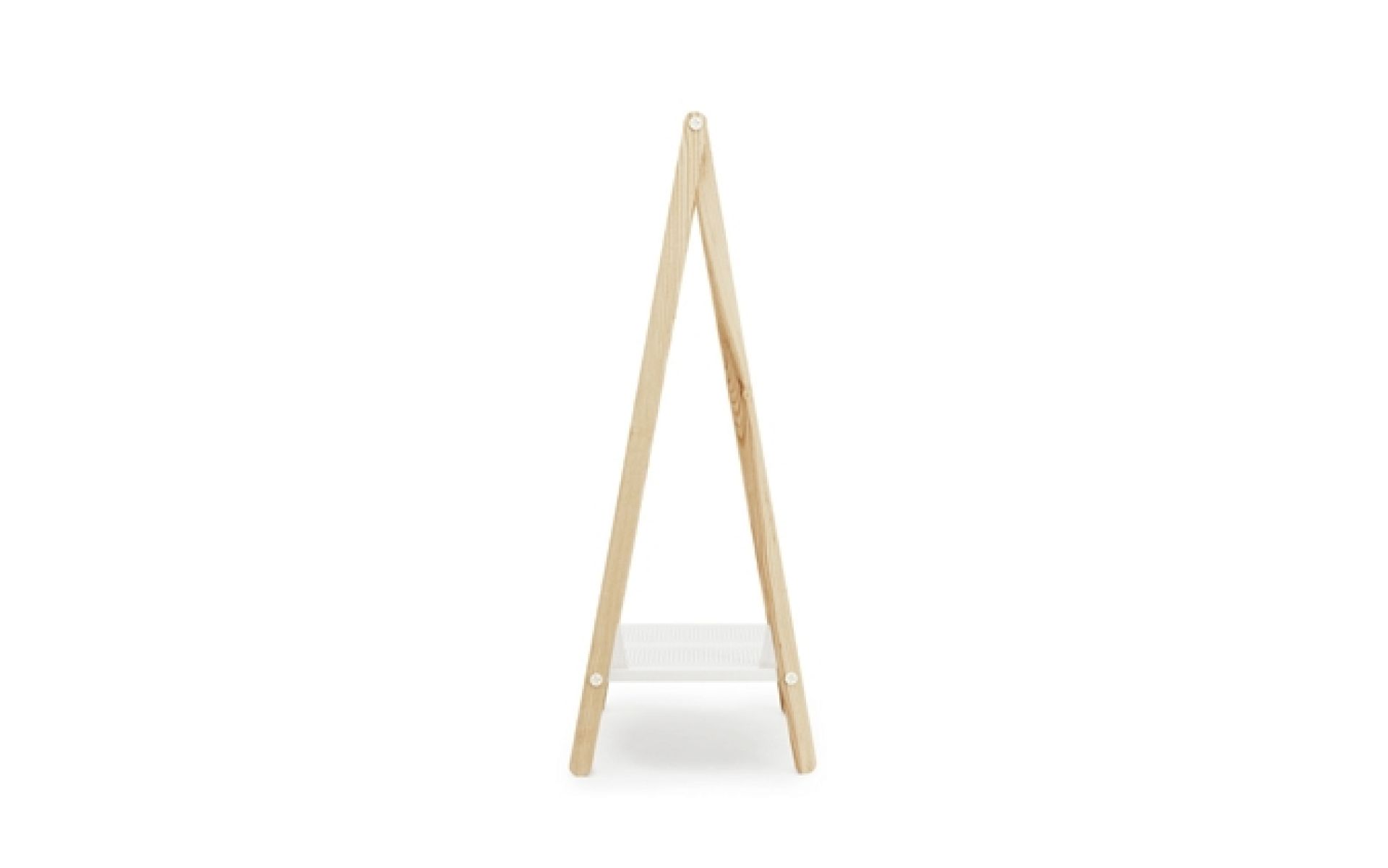 Toj Kleiderständer von Normann Copenhagen aus hellem Holz mit Ablage für Schuhe oder Accessoires.