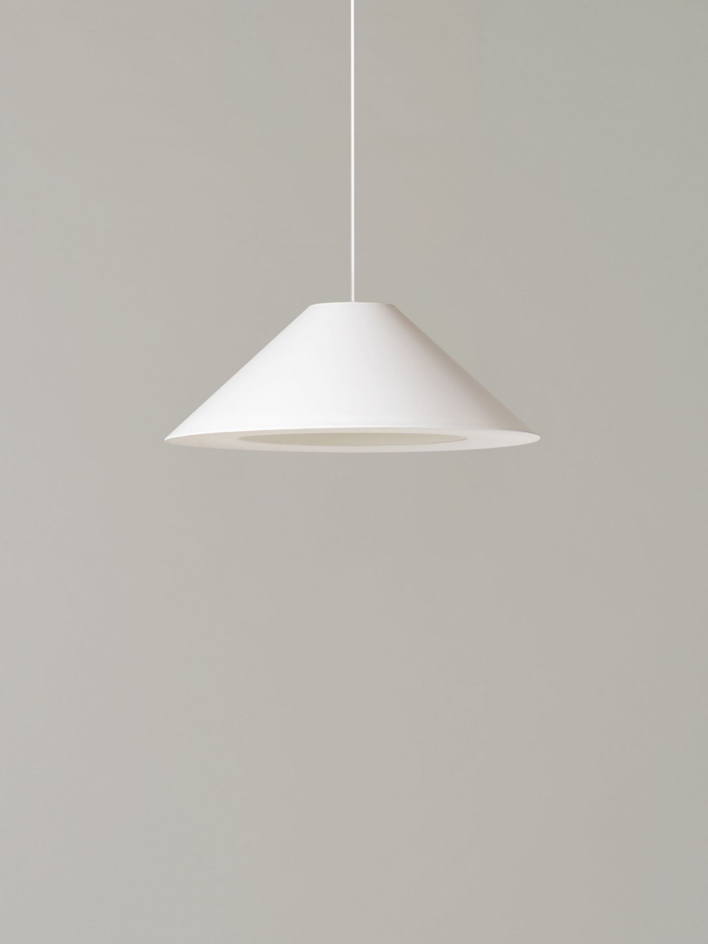 Weiße Sísísí Pendelleuchte von Santa & Cole, moderne Hängelampe für Wohnzimmer und Esszimmer.