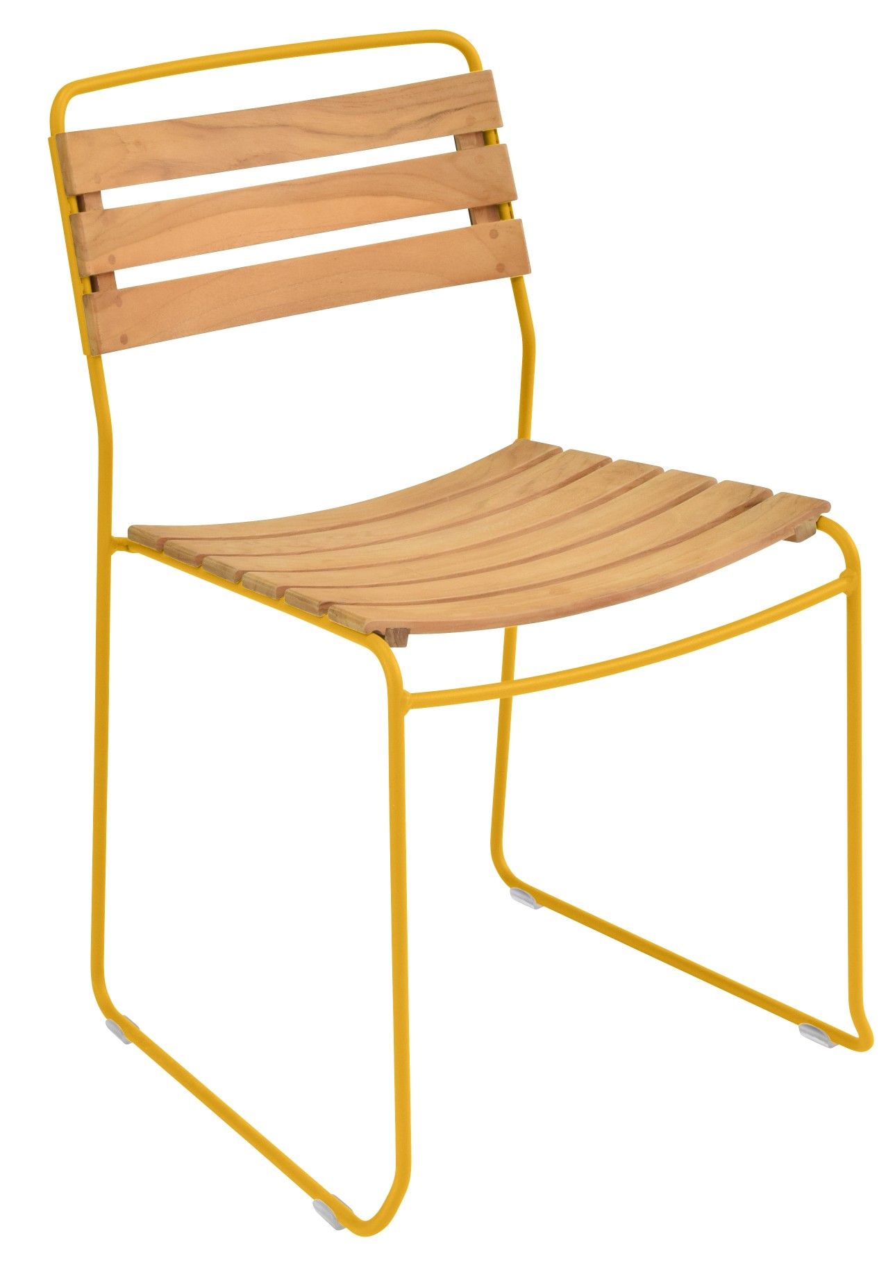 Fermob Surprising Teak Chair Outdoor Stuhl mit gelbem Metallgestell und Teakholz-Sitzfläche und Rückenlehne.