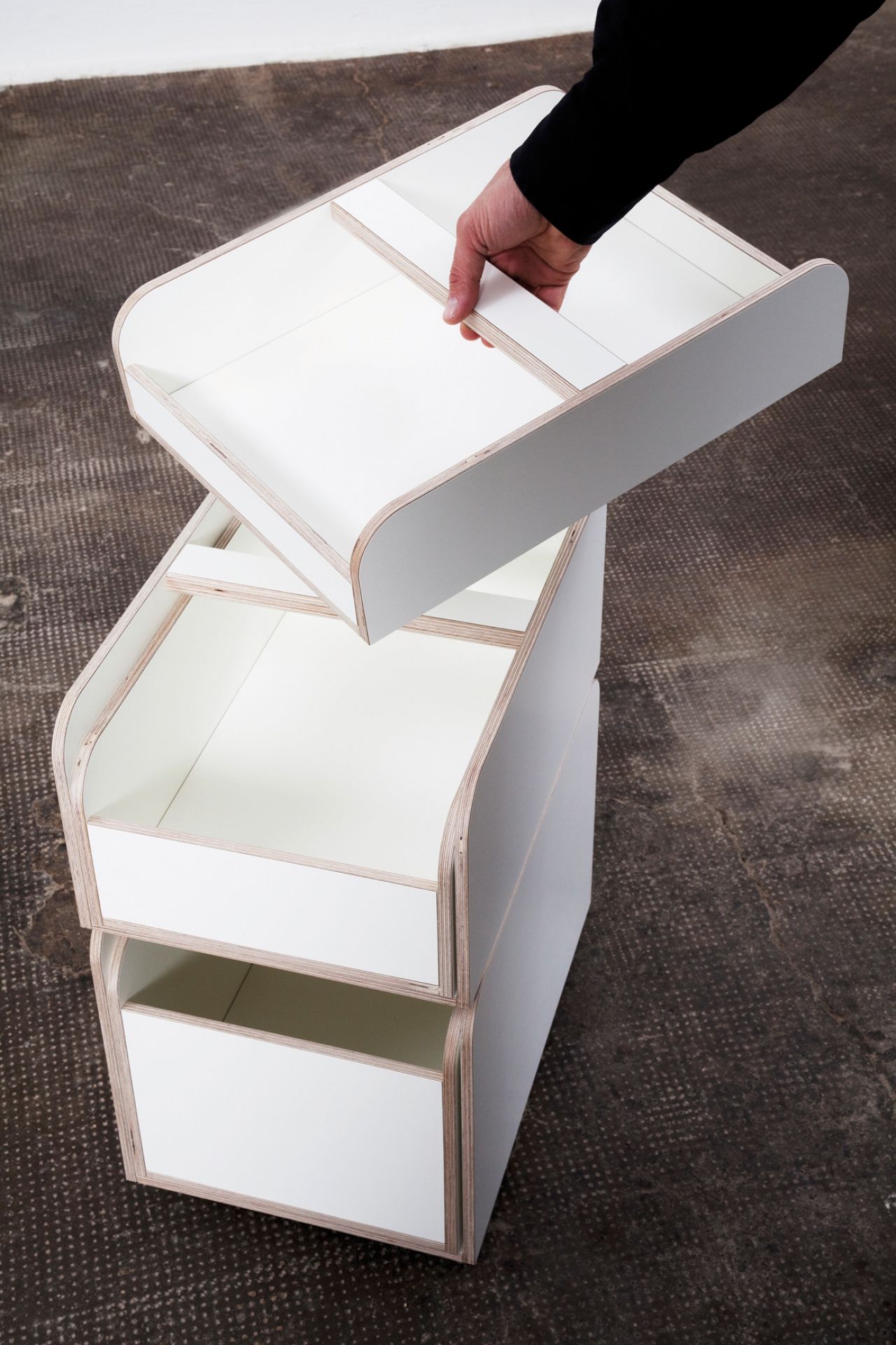Growing Table Container: Stapelbarer Kindertisch Container mit Schubladen in Weiß und Holzoptik.
