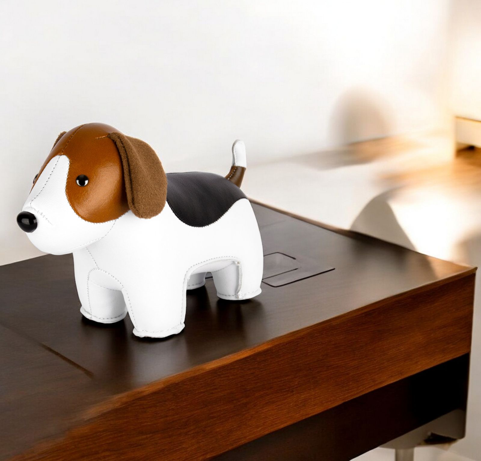 Briefbeschwerer Beagle Züny aus Leder, Dekoration im Hunde Design für Büro und Zuhause.