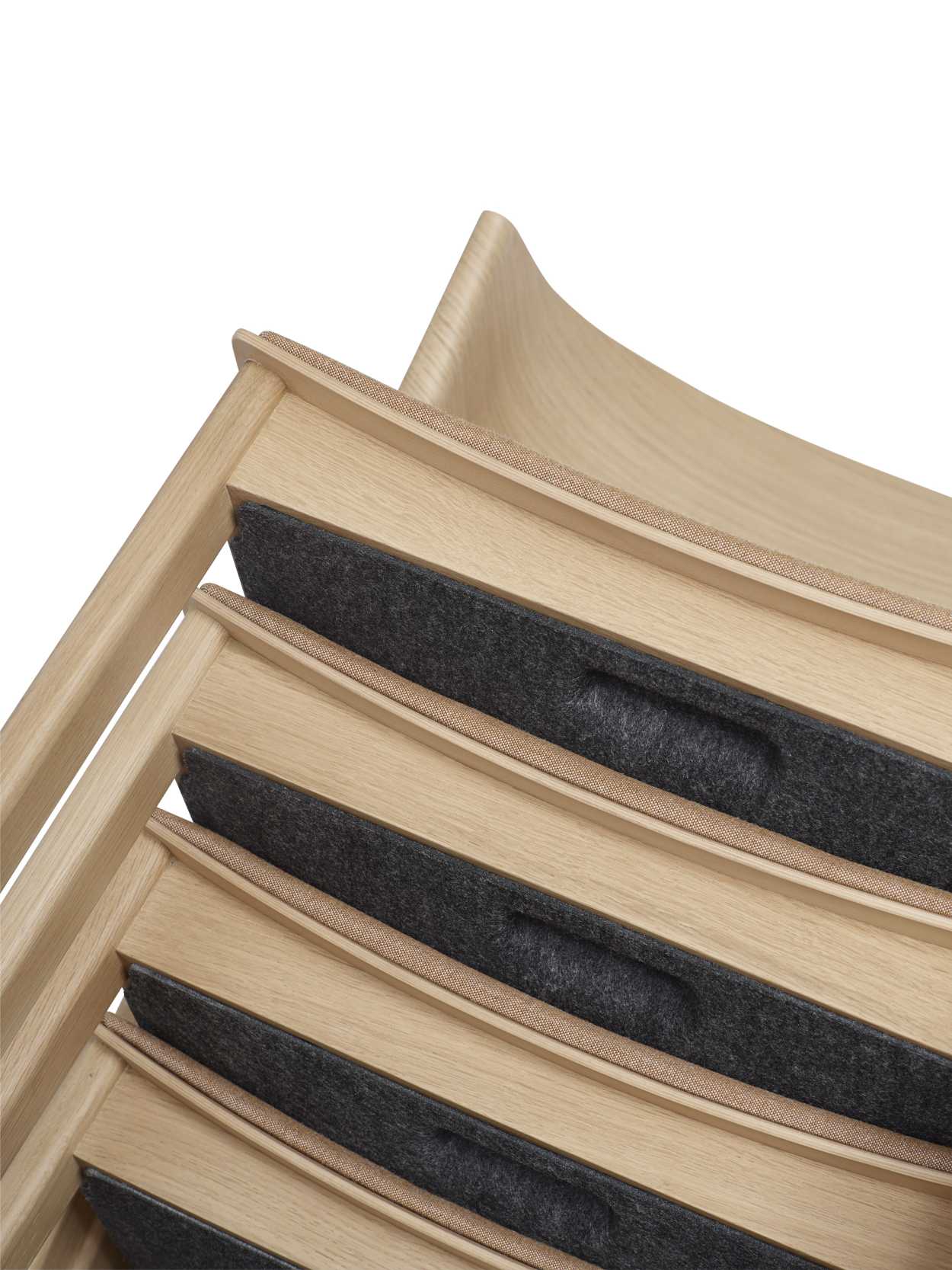 Detailaufnahme von gestapelten Cover Side Chairs von Muuto, Holzstuhl mit grauen Filzkissen.