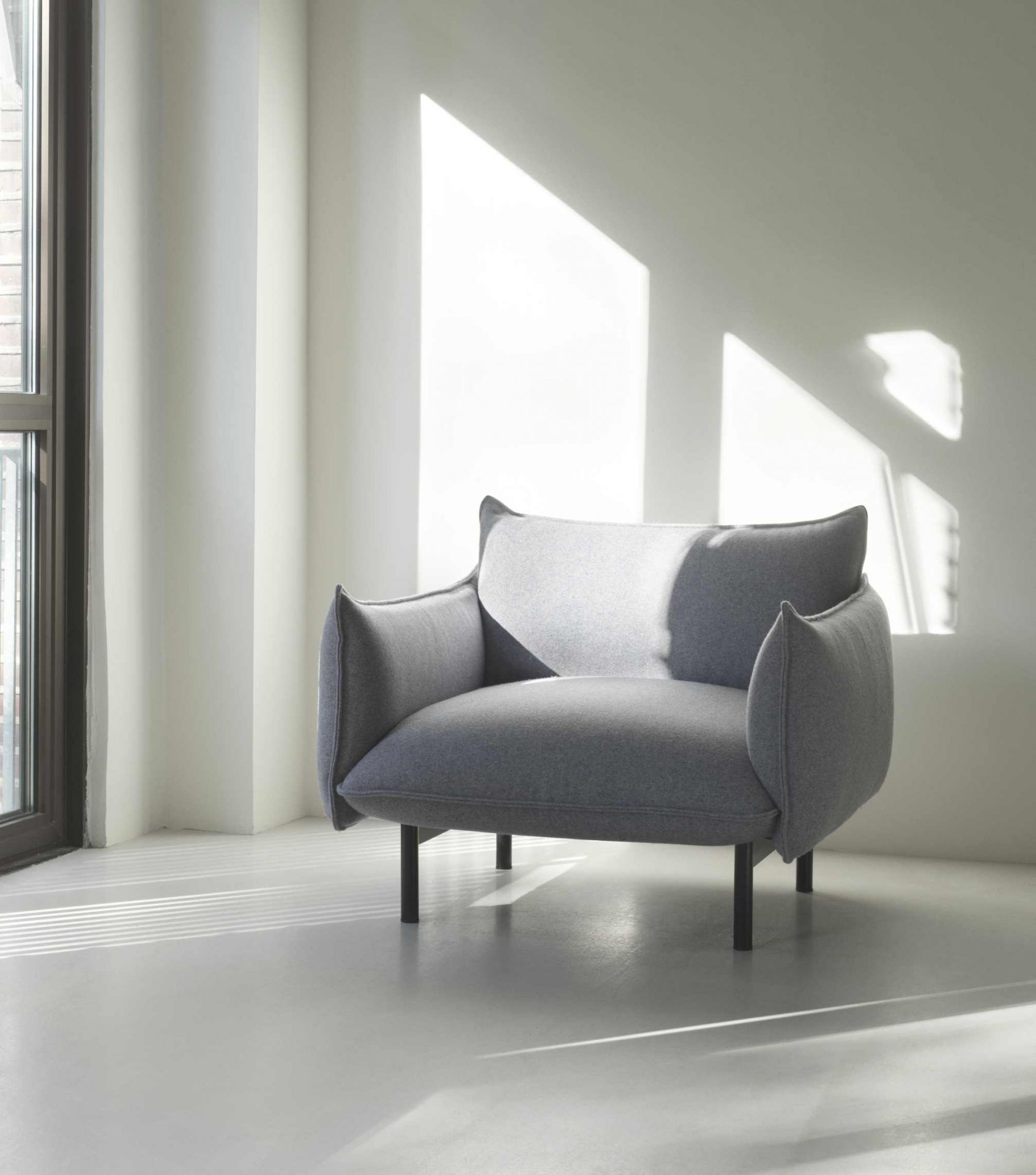Grauer Ark Lounge Chair Sessel von Normann Copenhagen im minimalistischen, hellen Raum mit Fenster.