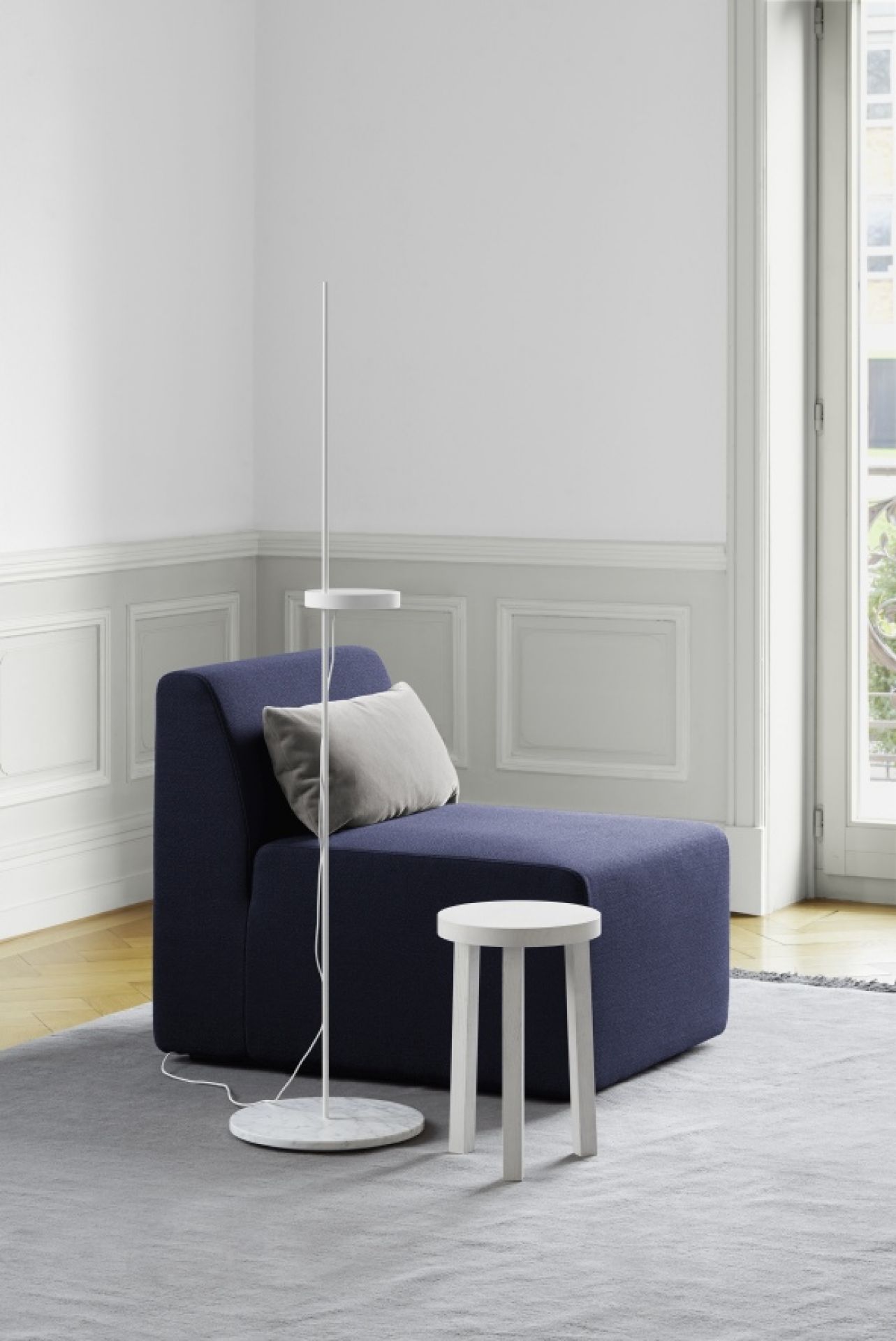 SF06 Kerman Modulsofa von e15 in blau mit Beistelltisch und Stehlampe auf grauem Teppich.