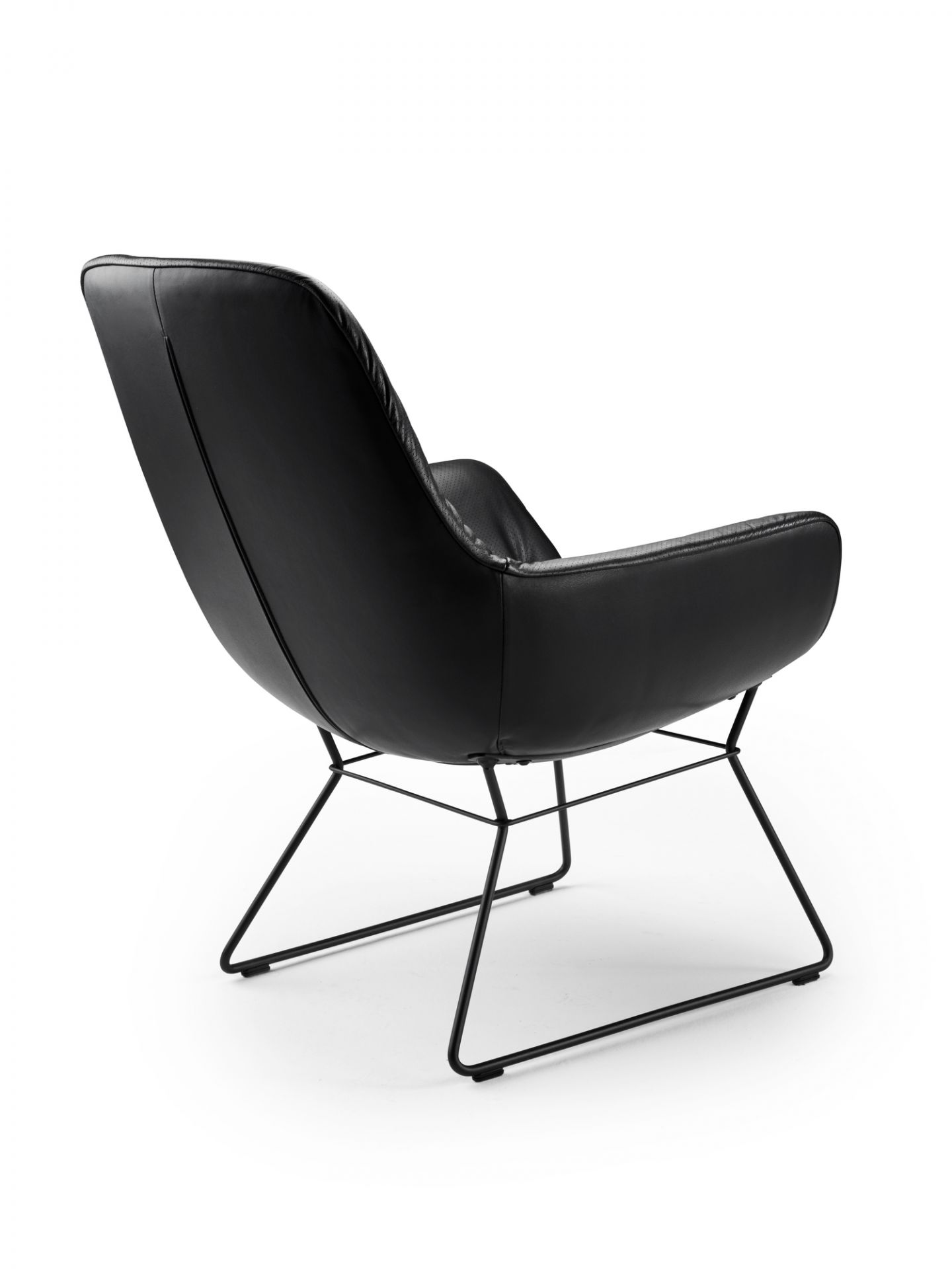 Schwarzer Leya Cocktail Loungesessel der Freifrau Manufaktur mit filigranem Metallgestell, von hinten fotografiert.