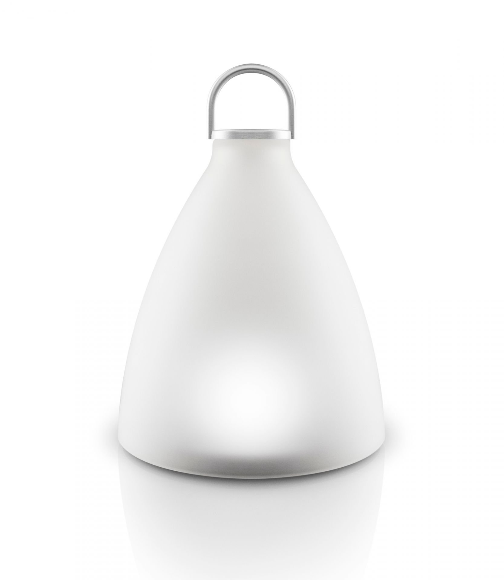 Weiße Eva Solo Sun Light Bell Solarleuchte mit silbernem Henkel, leuchtend und modern.