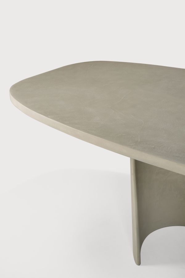Detailaufnahme des Canyon Outdoor Esstischs von Ethnicraft, ein moderner Betontisch für den Garten.