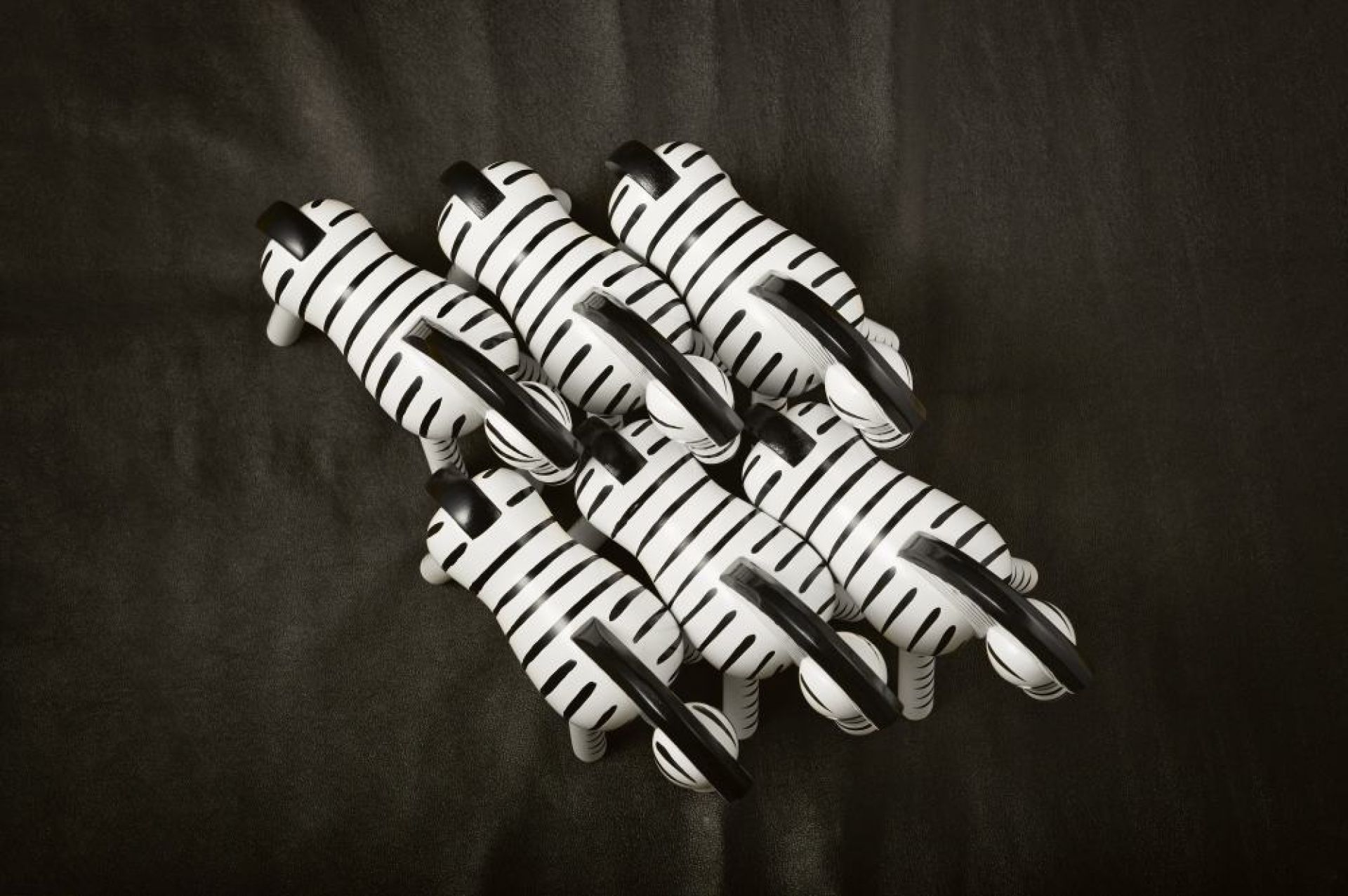 Mehrere Kay Bojesen Zebra Holzfiguren, handgefertigte Dekoration für Kinderzimmer und Sammler, skandinavisches Design.