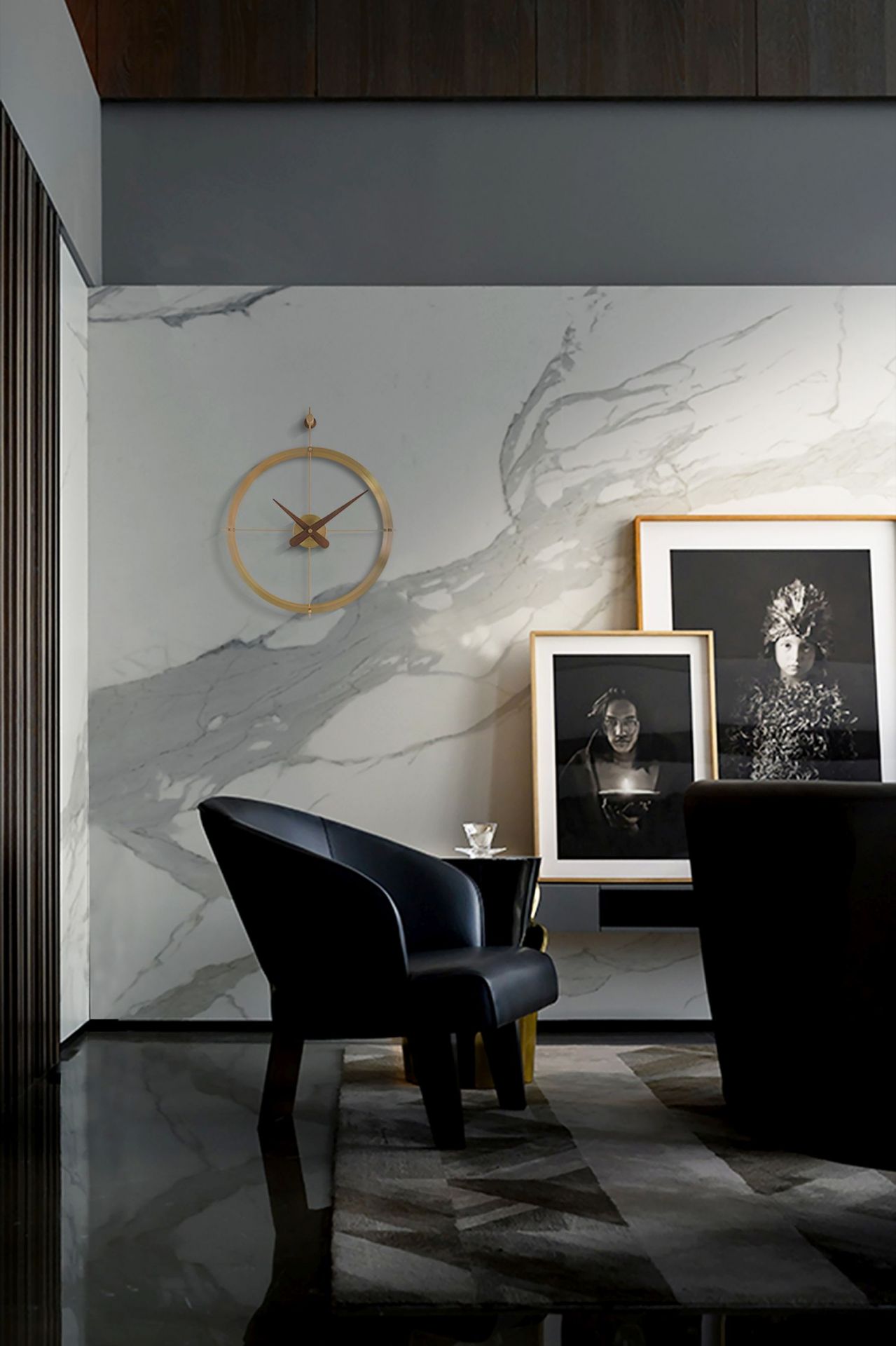 Wohnzimmer mit Nomon Gold Uhr, Design Wanduhr, goldener Rahmen und Holzzeiger.