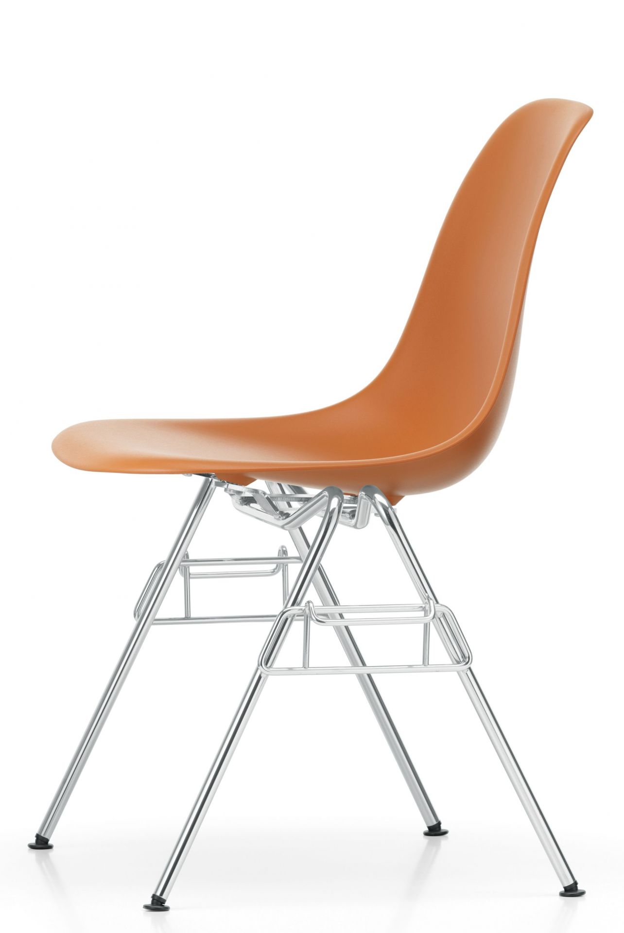 Eames Side Chair DSS von Vitra, Kunststoffschale in Curry, verchromtes Stahlrohrgestell, moderner Design Stuhl.