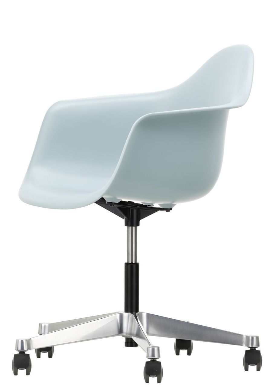 Eames Plastic Arm Chair PACC Stuhl von Vitra in Hellblau mit Rollen und Aluminiumfuß.