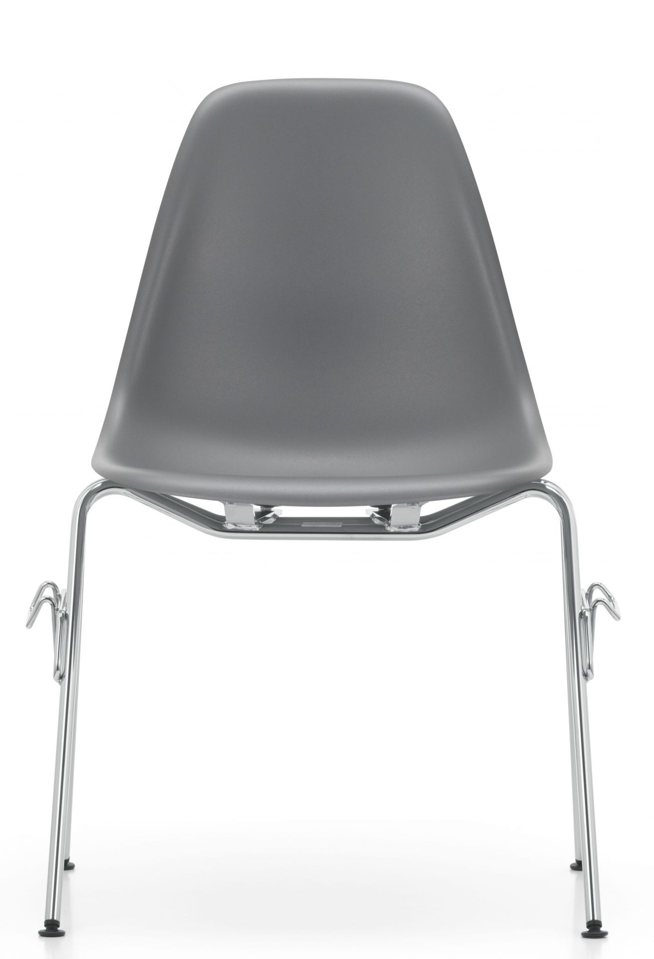 Grauer Eames Plastic Side Chair DSS Stuhl von Vitra mit verchromtem Stahlgestell und Stapelfunktion.