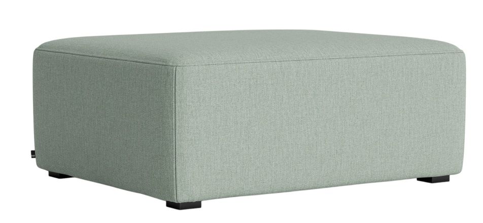Heller, quadratischer Mags Ottoman Hocker von Hay mit feinem, hellgrünem Stoffbezug und schwarzen Füßen.