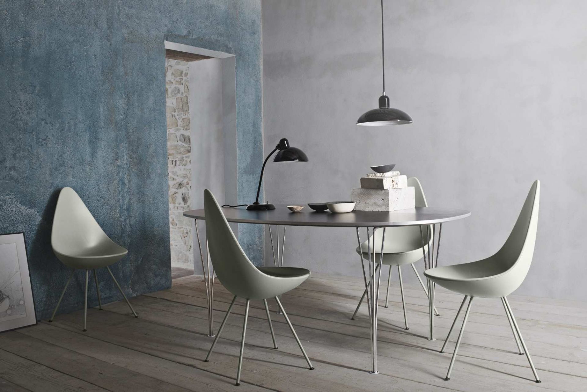 Super Elliptisch Esstisch von Fritz Hansen mit Stühlen und Lampen in modernem Interieur.