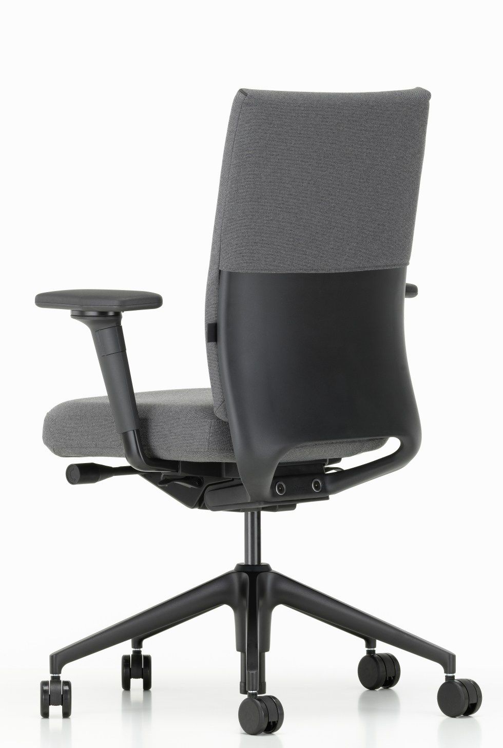Rückansicht des grauen Vitra ID Chair Bürodrehstuhls mit Armlehnen und schwarzem Fußkreuz auf Rollen.