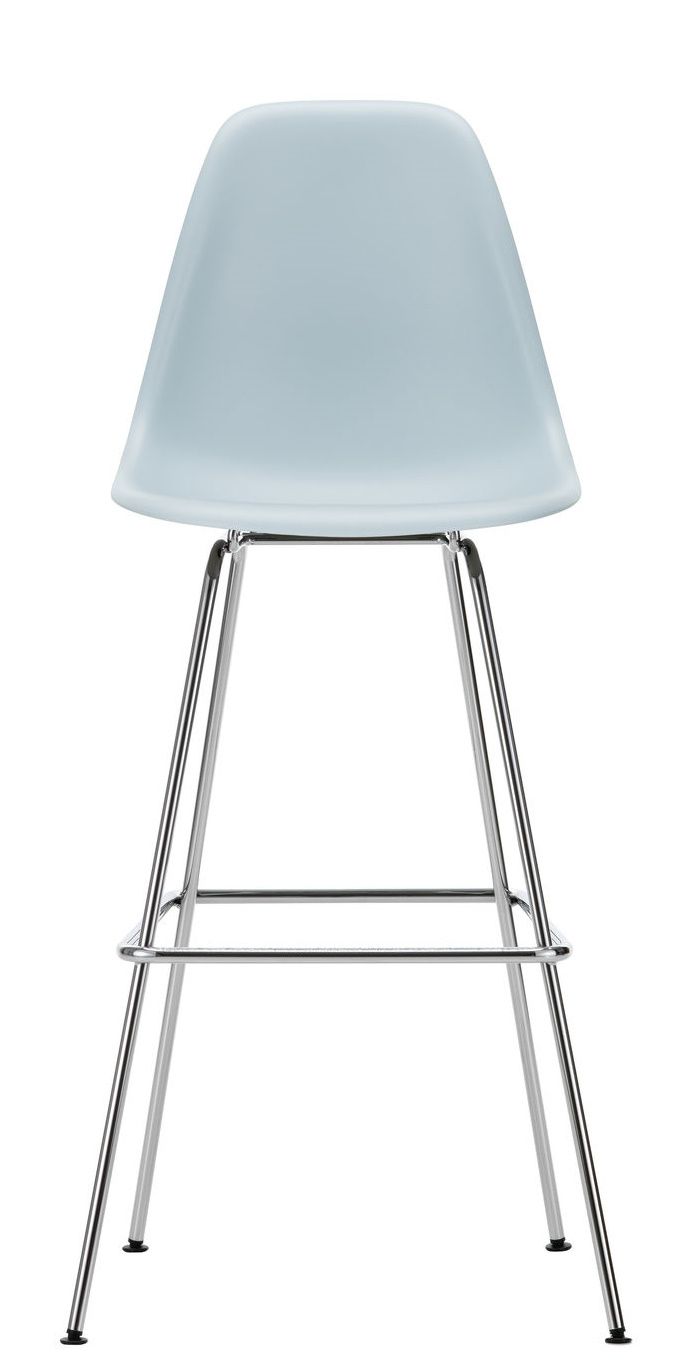 Vitra Eames Barhocker in Hellblau mit verchromtem Gestell, ideal für moderne Küchen und Bars.