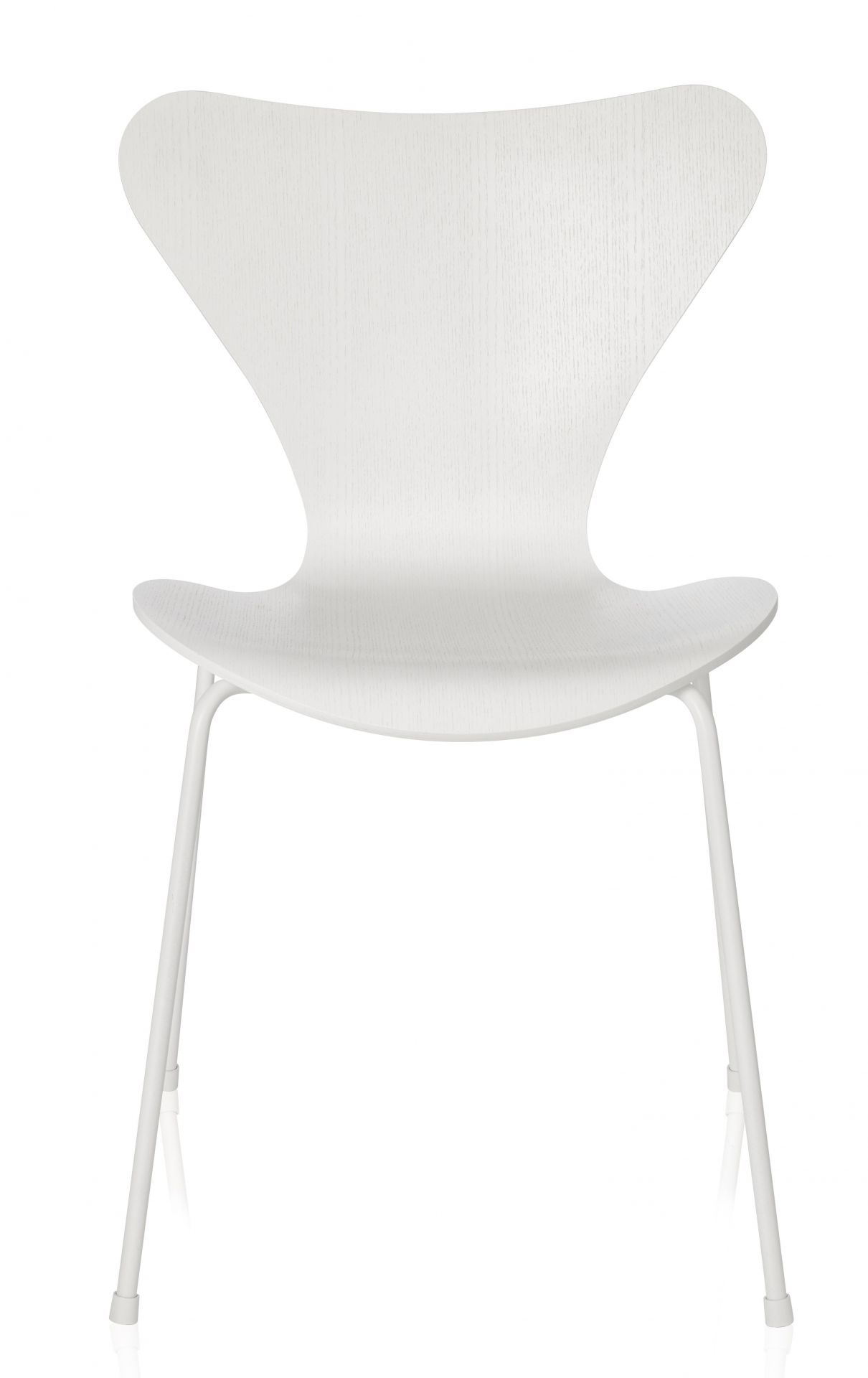 Weißer Siebener Stuhl (Serie 7 / 3107) von Fritz Hansen mit Holzstruktur und Stahlbeinen.