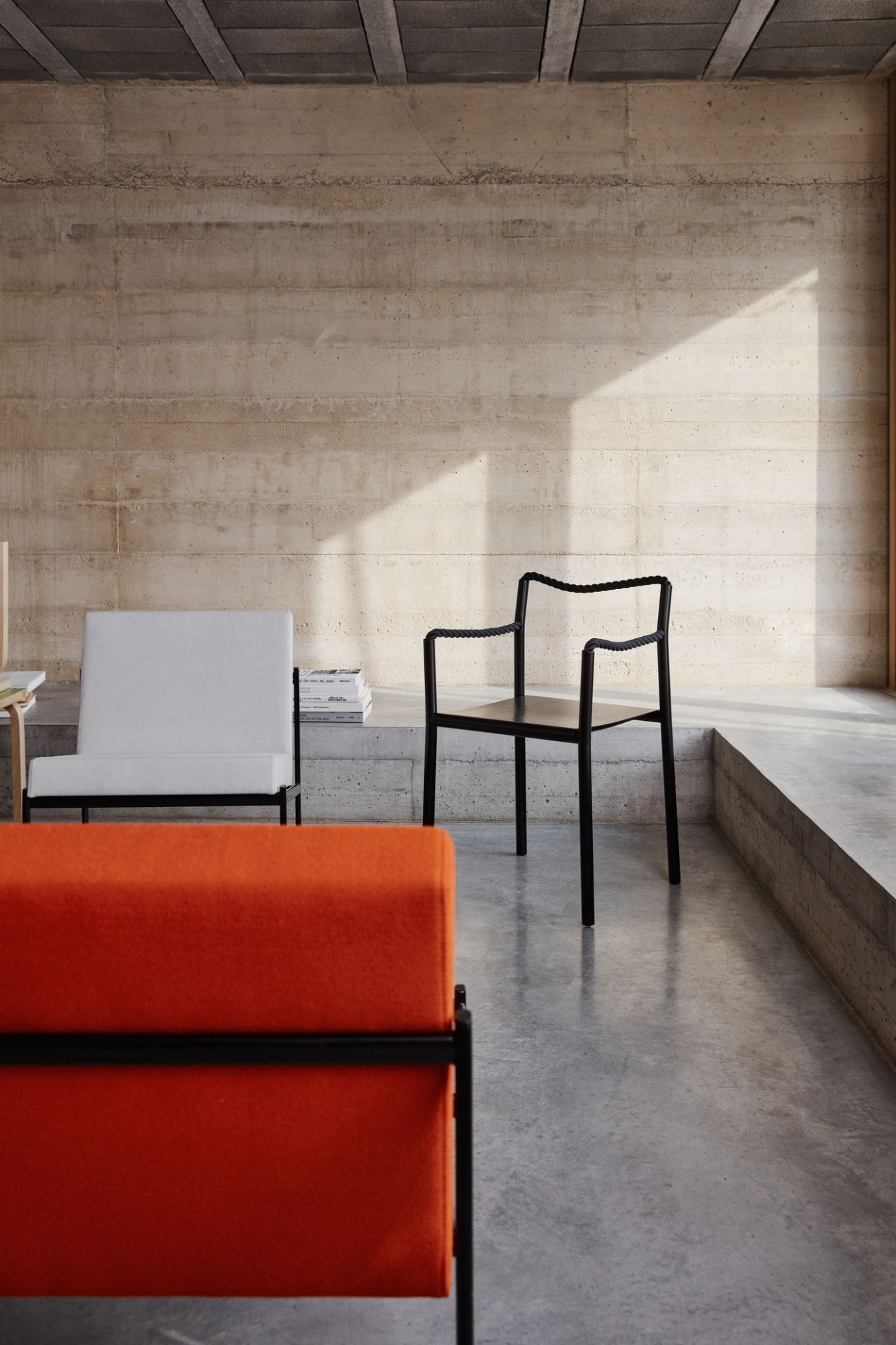 Artek Rope Chair Stuhl in Schwarz, minimalistisches Design mit Seildetails, moderne Möbel für Wohnzimmer und Büro.