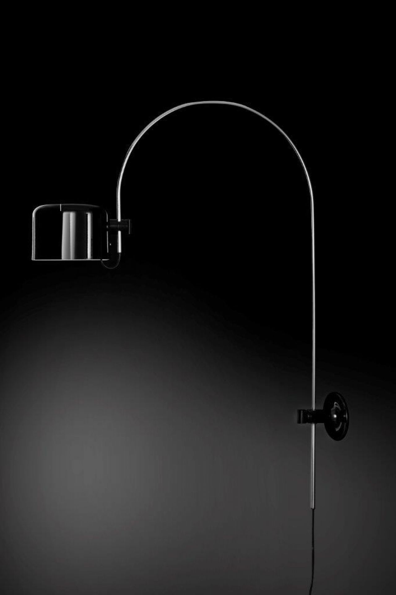 Schwarze Coupé Wandleuchte von Oluce, eine moderne Design-Lampe mit gebogenem Chrom-Arm.
