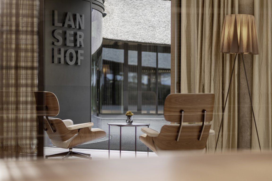 Eames Lounge Chair Sessel von Vitra, moderne Ledersessel mit Holzschale im stilvollen Interieur.