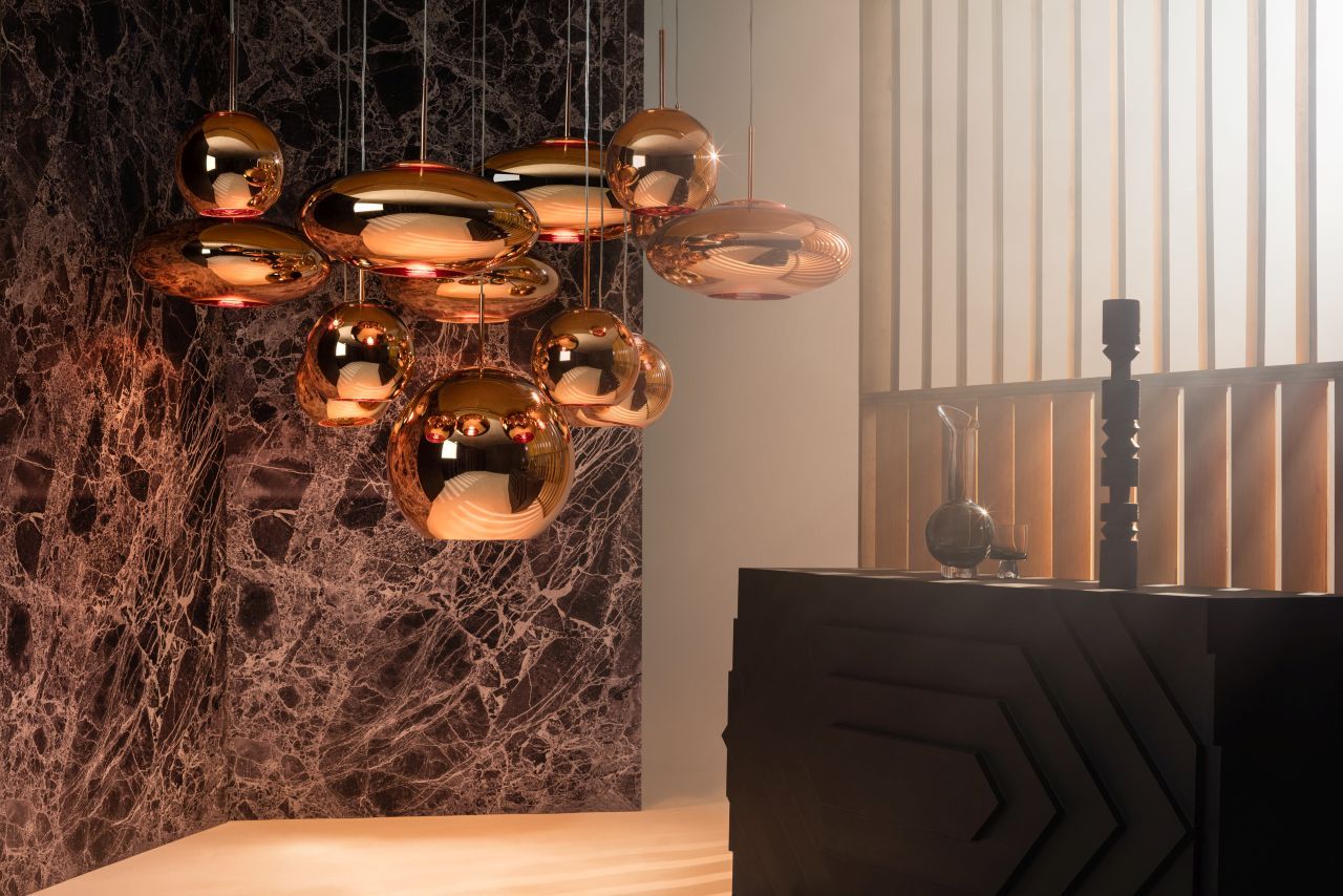 Nahaufnahme von mehreren Copper Round LED Pendelleuchten von Tom Dixon im modernen Interieur.