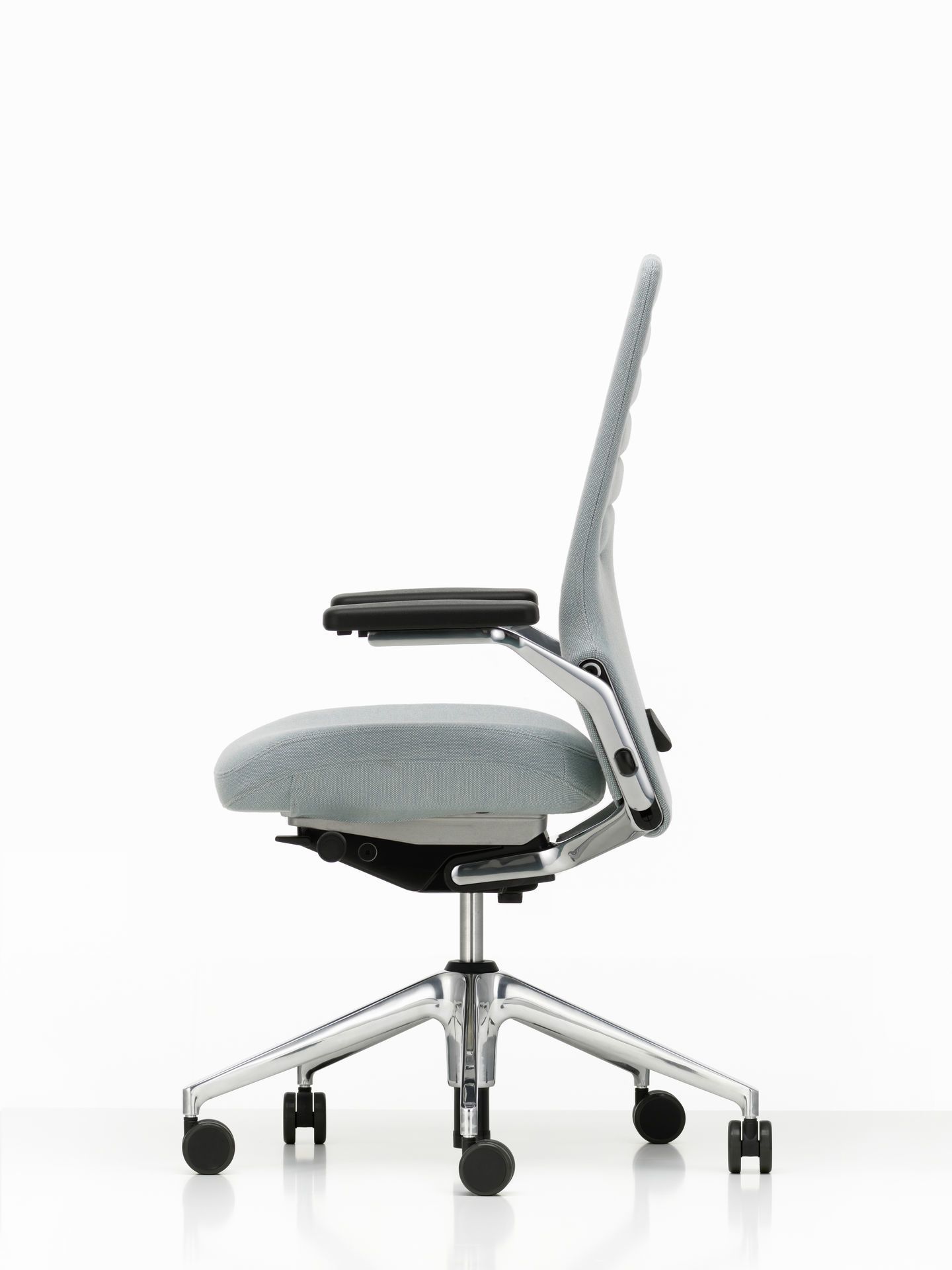Vitra AC5 Work Bürodrehstuhl in Hellblau, Seitenansicht. Ergonomischer Bürostuhl mit Armlehnen und Rollenfußkreuz.