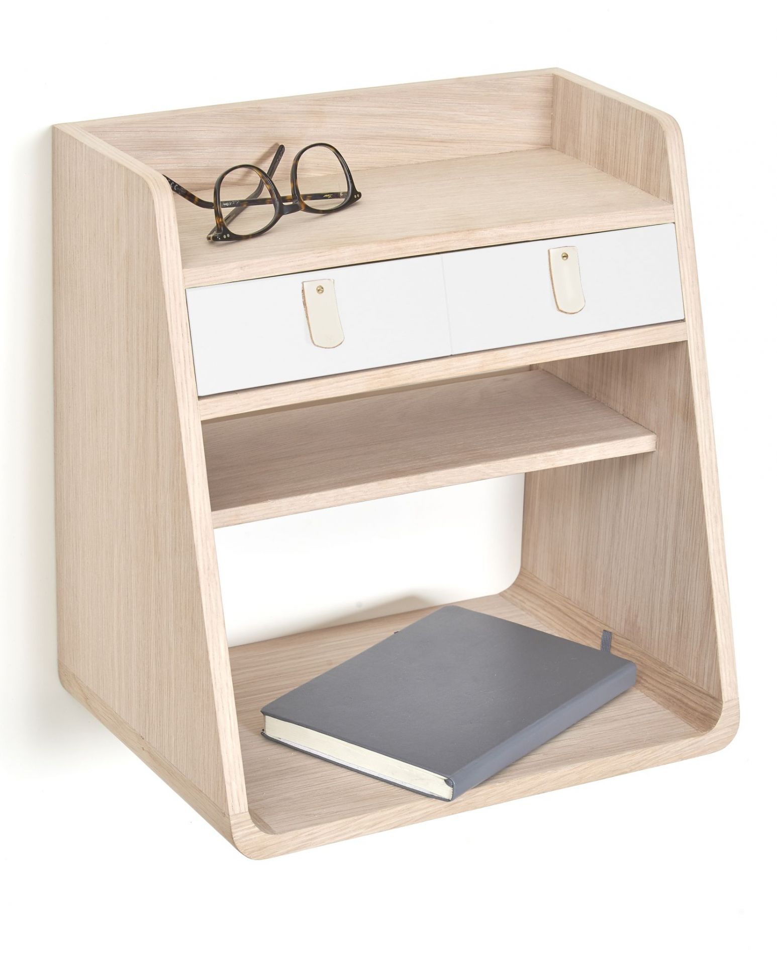 Suzon Wandschrank von Hartô aus Eiche und Weiß mit Schublade und Ablageflächen.