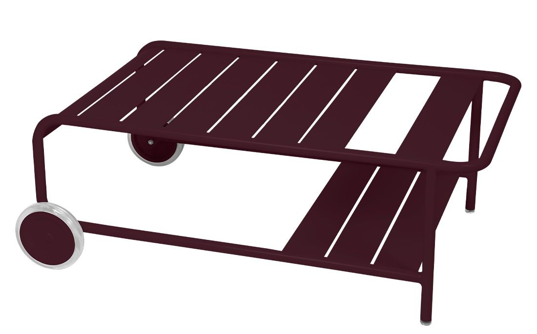 Burgunderroter Fermob Luxembourg Outdoor Tisch mit Rollen und Lattenstruktur, ideal für Garten und Terrasse.