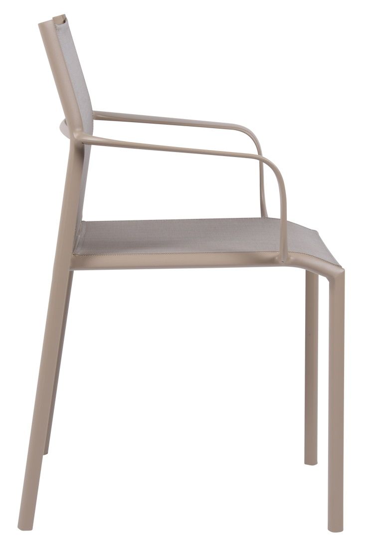 Cadiz Armlehnstuhl von Fermob für den Außenbereich, Seitenansicht in sanftem Beige, minimalistisches Design.