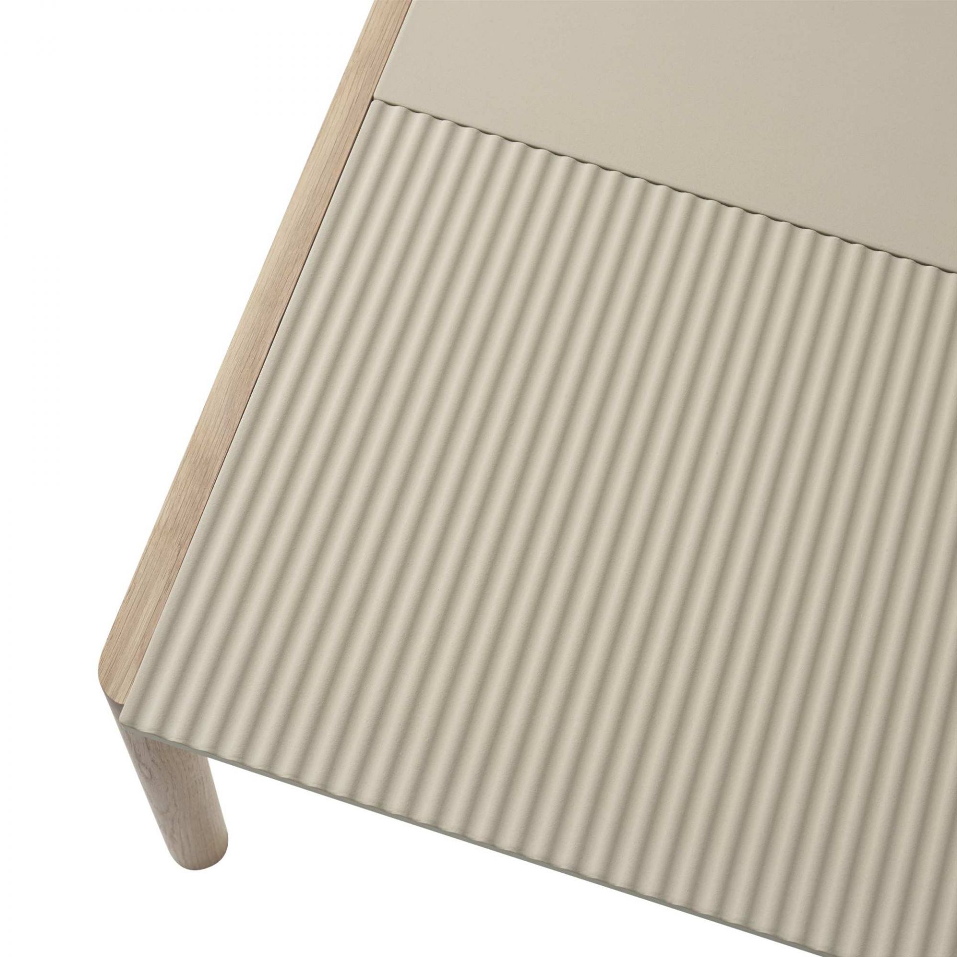 Nahaufnahme des Muuto Couple Coffee Table Couchtischs mit geriffelter Oberfläche und Holzrahmen in Beige.
