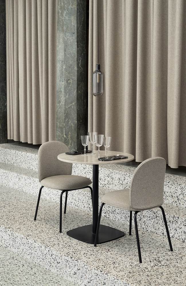 Zwei Ace Chair Stühle von Normann Copenhagen an einem runden Tisch mit Gläsern.