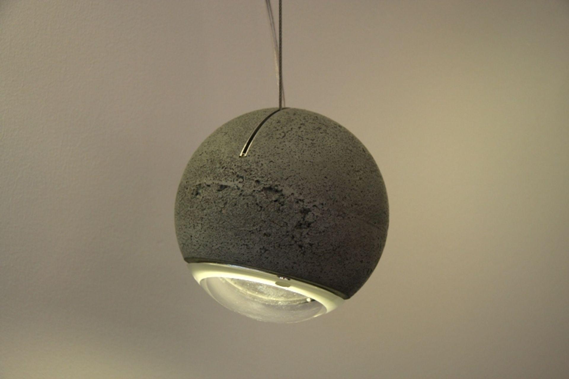 Nahaufnahme der grauen Trabant Pendelleuchte von Tecnolumen mit runder Form und Glasdiffusor.