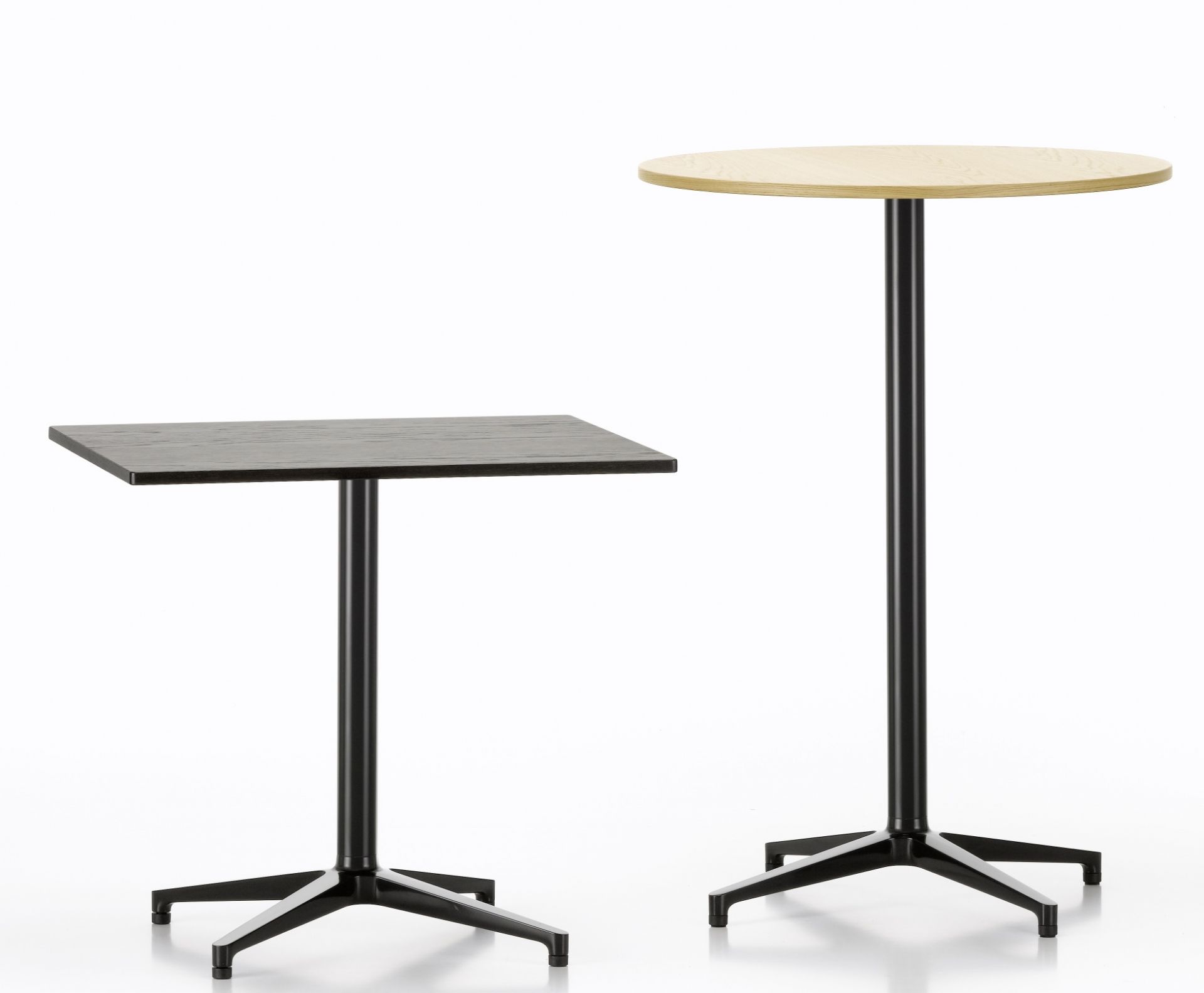 Vitra Bistro Table Stehtisch mit runder, heller Tischplatte und schwarzem Fußgestell. Stehtische für Indoor.