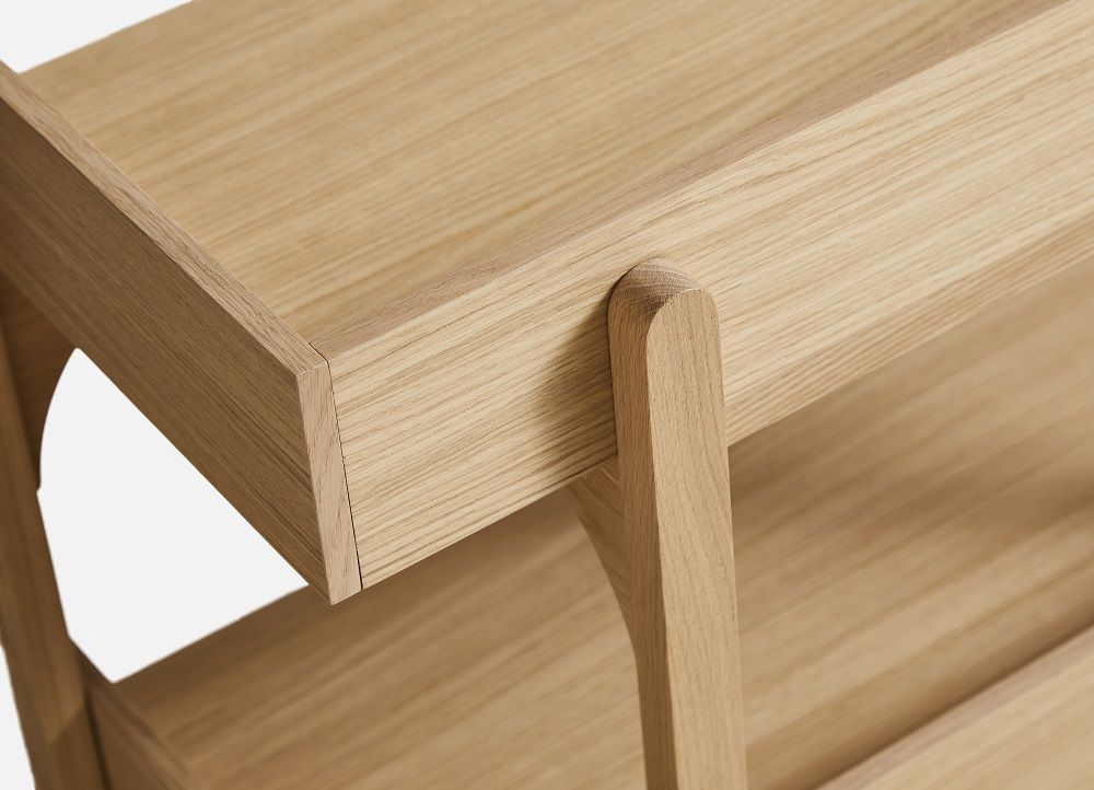 Detailaufnahme des hellen Holzregals "Utility Shelf" von Woud, modernes Design für Wohnzimmer und Büro.