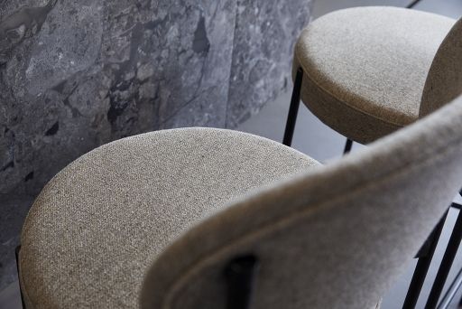 Detailaufnahme von Series 430 Barhockern mit schwarzem Gestell und grauem Stoffbezug, ideal für moderne Küchen.