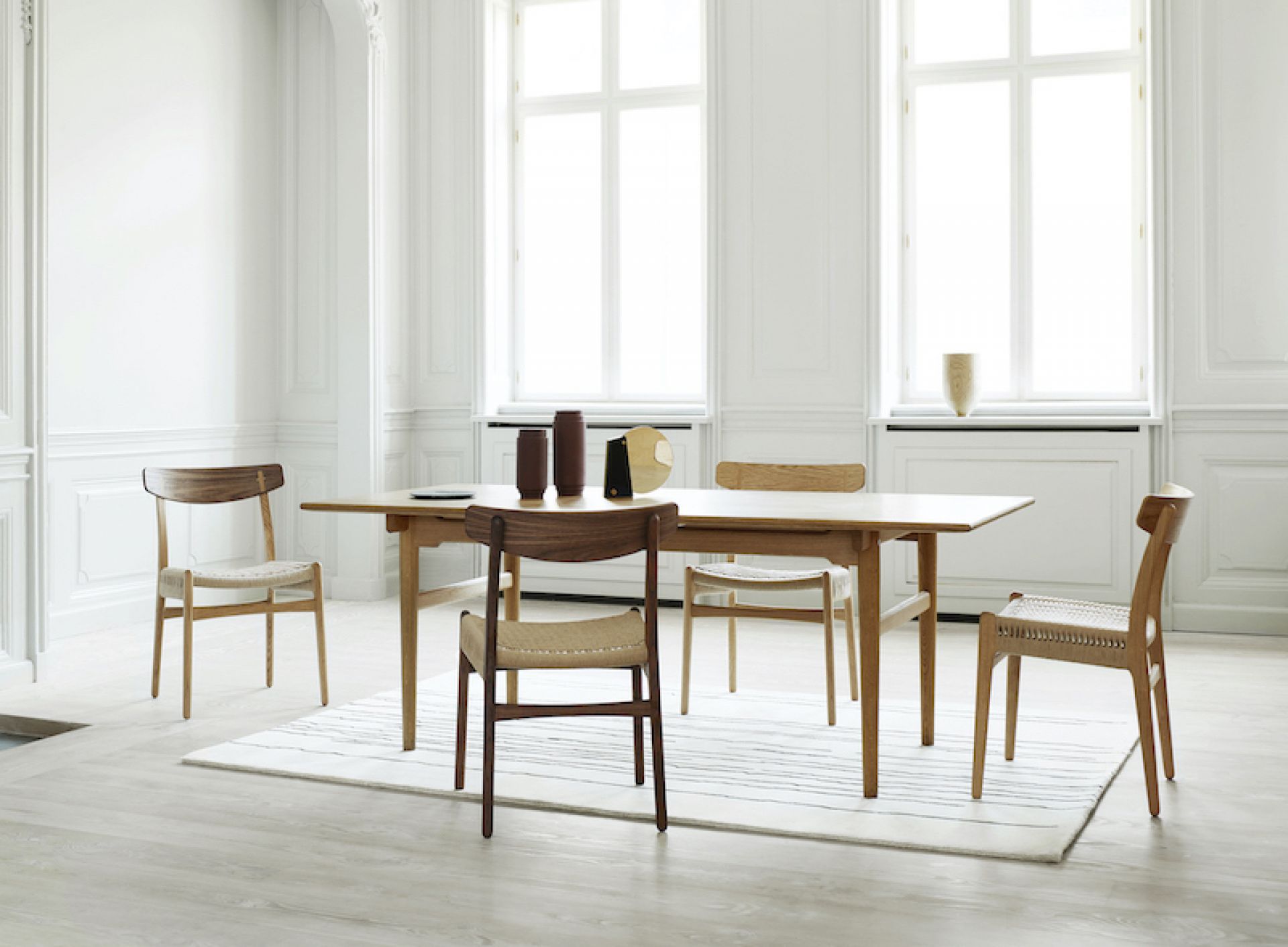 CH23 Stuhl von Carl Hansen & Søn aus Holz mit geflochtener Sitzfläche am Esstisch.