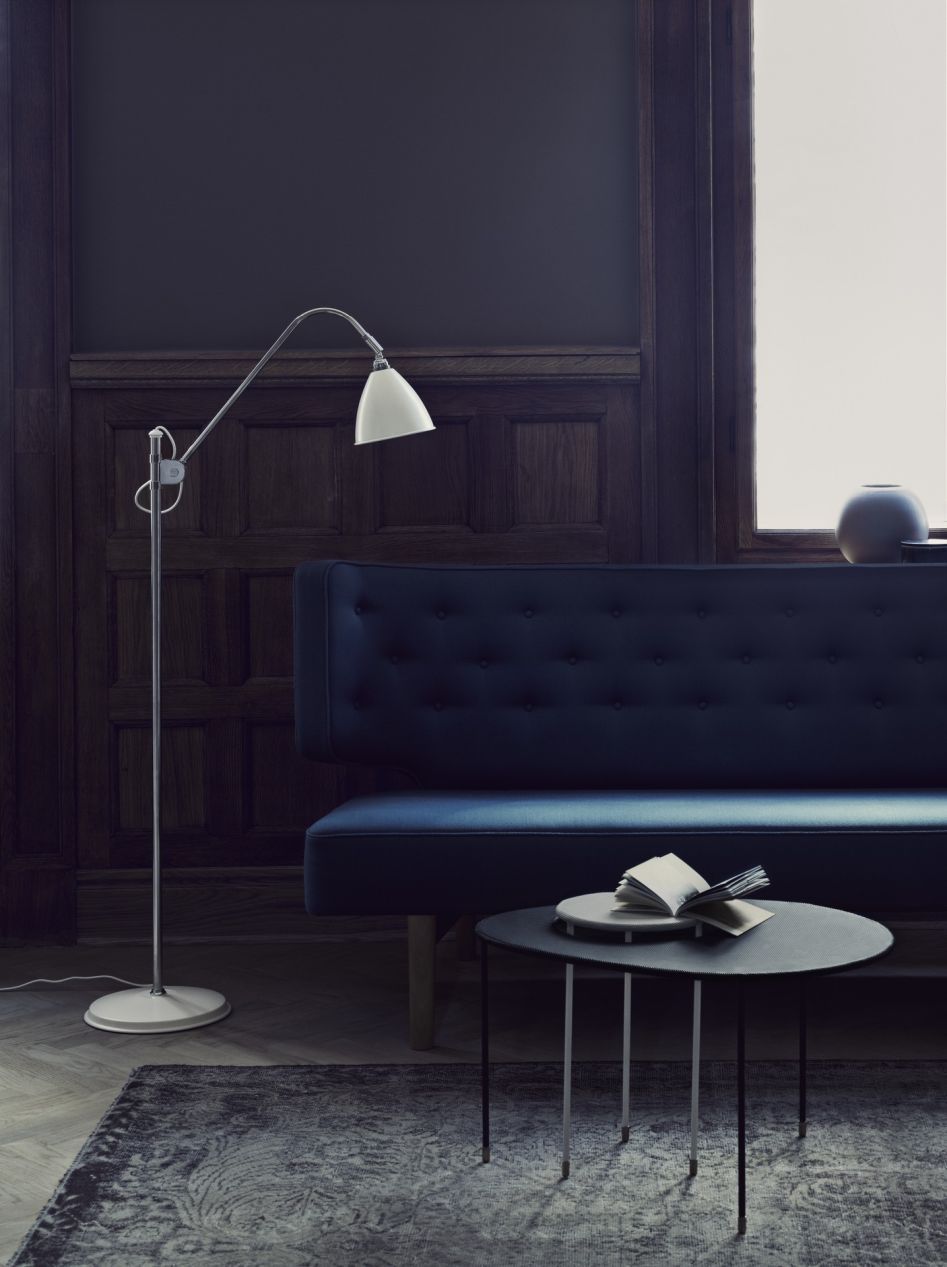 Bestlite BL3 Stehleuchte in Bone China und Chrom im Wohnzimmer, Design-Stehlampe von Gubi.