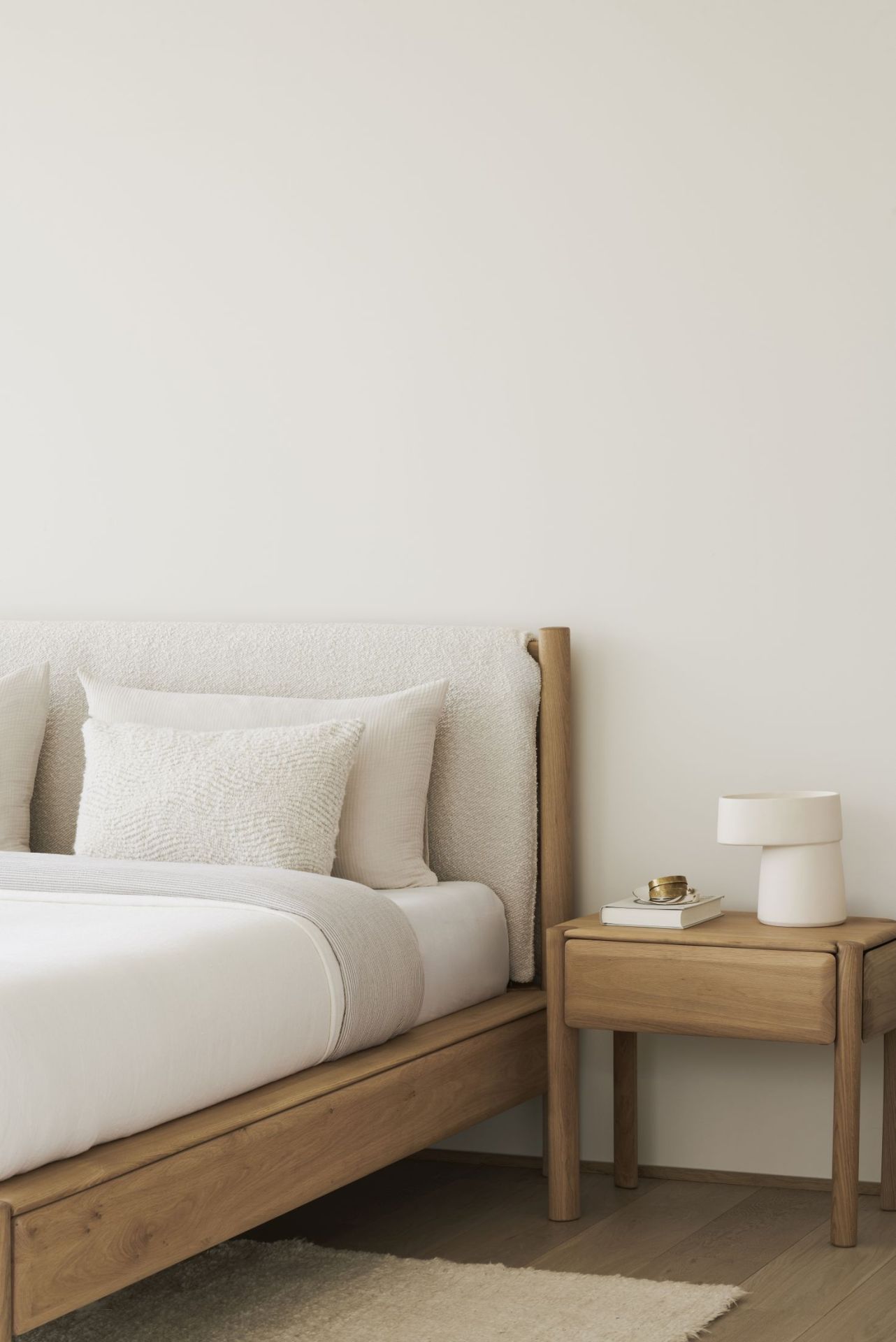 PI-bed met hoofdeinde + bekleding van Ethnicraft