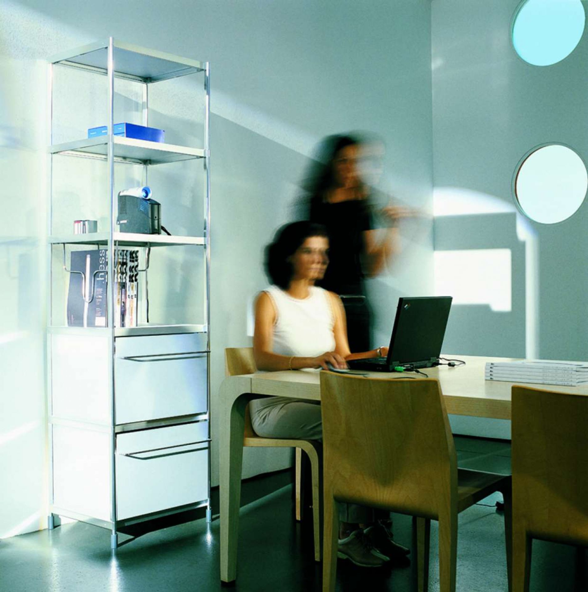 Laleggera Stuhl von Alias im modernen Büroambiente mit Schreibtisch und Regalsystem.